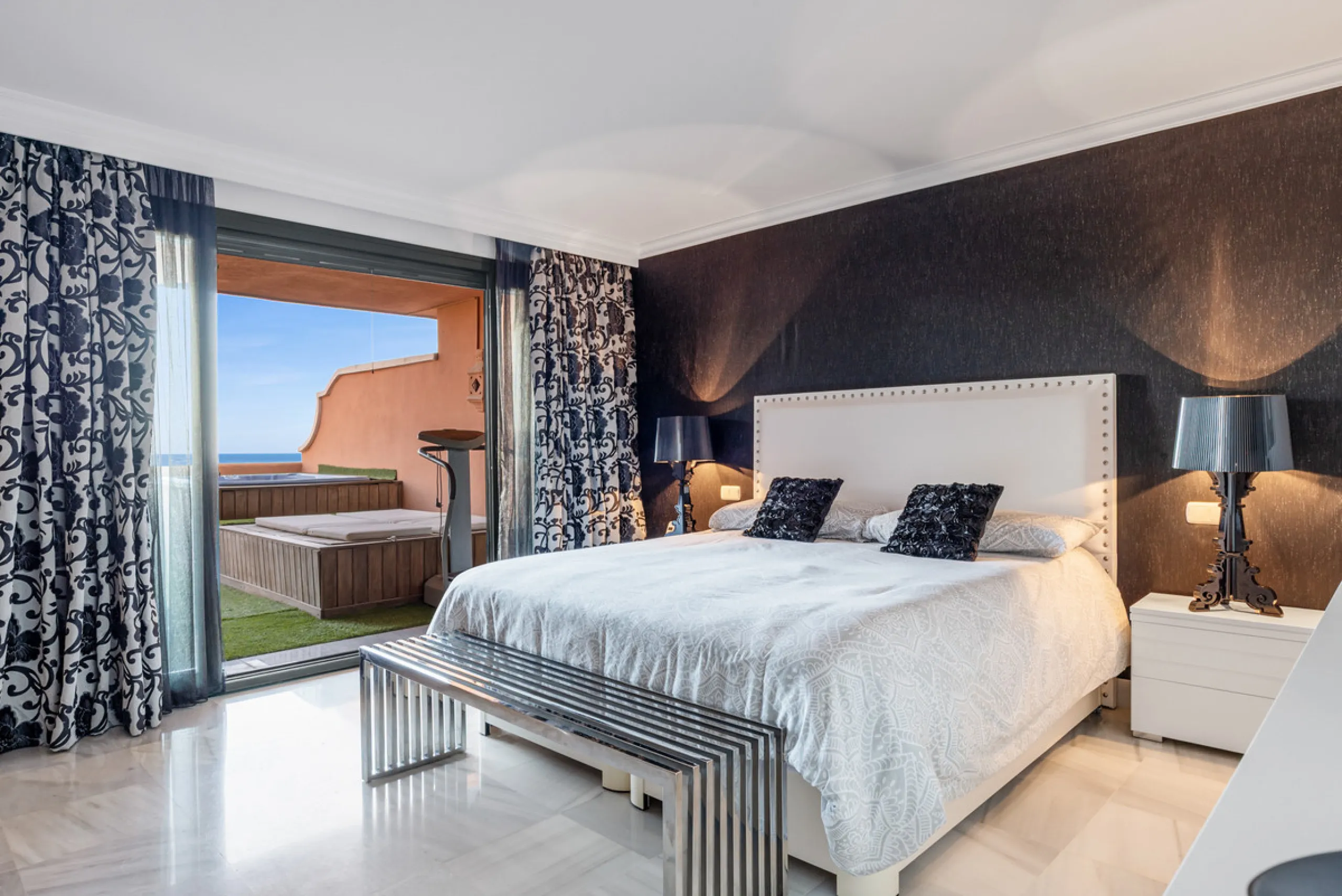Welcome to this beautiful duplex penthouse located in the exclusive Monte Halcones community in Benahavís, offering privacy, comfort and breathtaking panoramic views of the Mediterranean Sea and surrounding greenery.