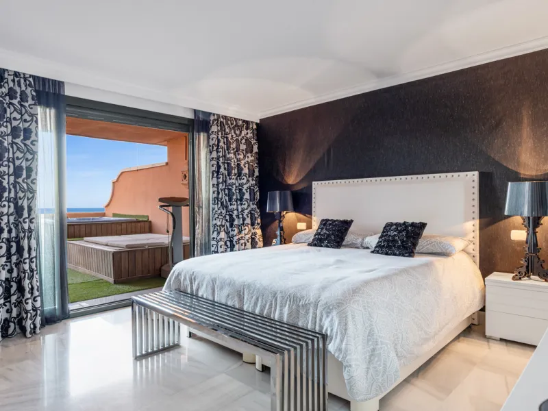 Welcome to this beautiful duplex penthouse located in the exclusive Monte Halcones community in Benahavís, offering privacy, comfort and breathtaking panoramic views of the Mediterranean Sea and surrounding greenery.