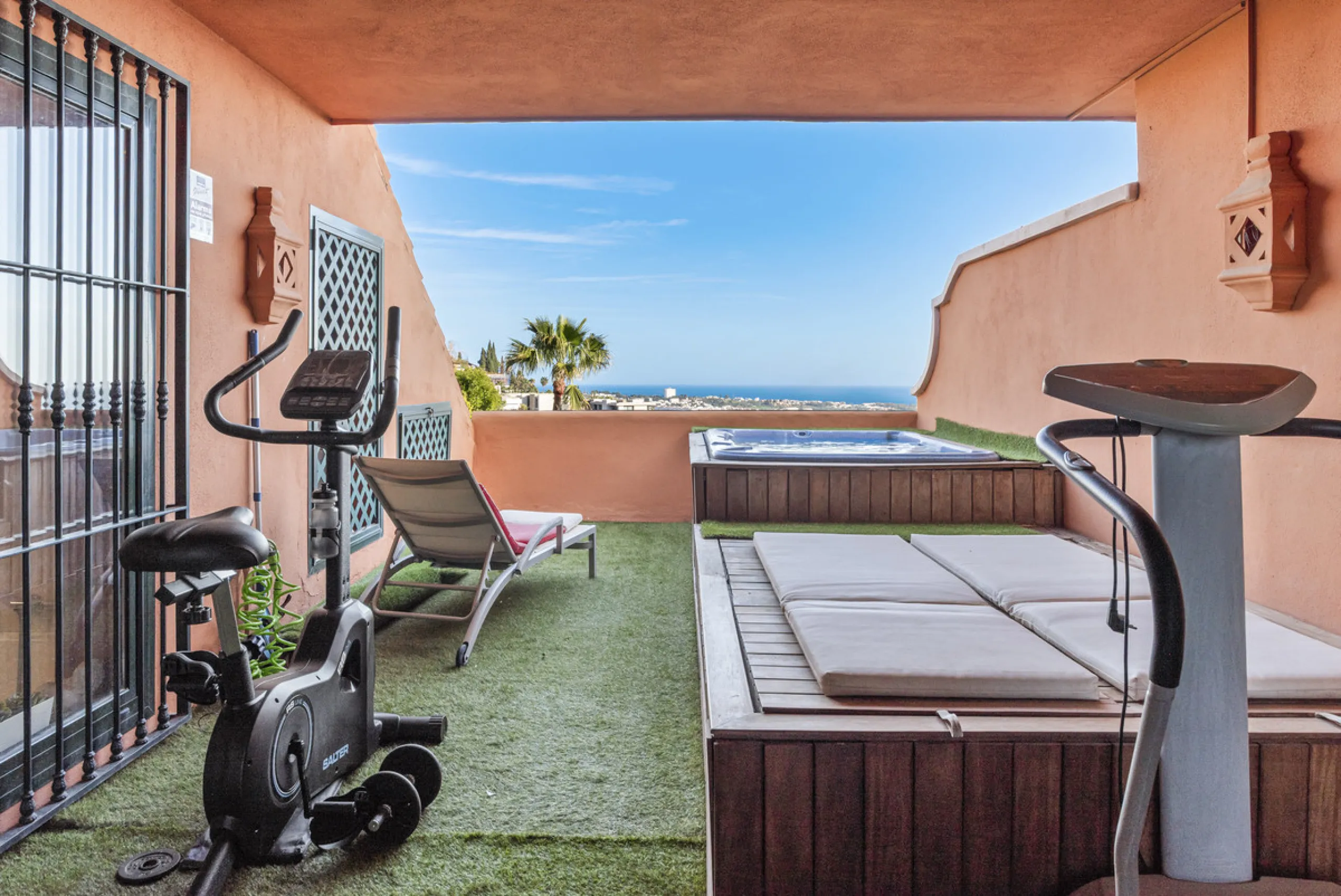 Welcome to this beautiful duplex penthouse located in the exclusive Monte Halcones community in Benahavís, offering privacy, comfort and breathtaking panoramic views of the Mediterranean Sea and surrounding greenery.