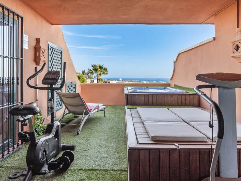 Welcome to this beautiful duplex penthouse located in the exclusive Monte Halcones community in Benahavís, offering privacy, comfort and breathtaking panoramic views of the Mediterranean Sea and surrounding greenery.