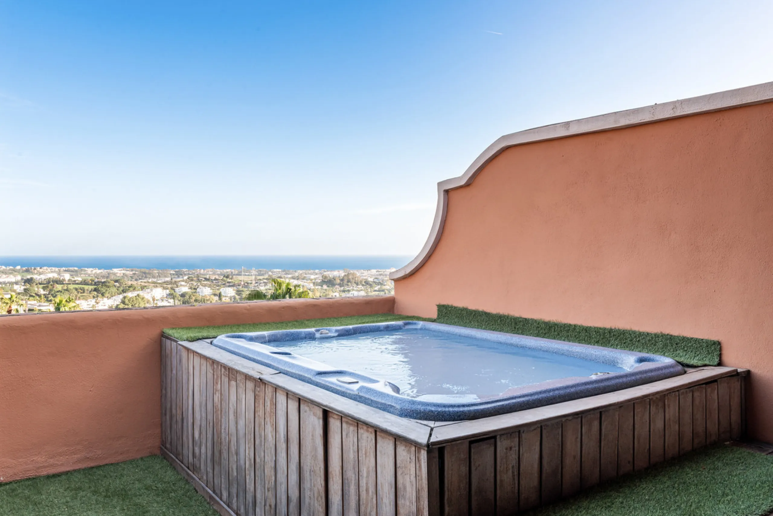 Welcome to this beautiful duplex penthouse located in the exclusive Monte Halcones community in Benahavís, offering privacy, comfort and breathtaking panoramic views of the Mediterranean Sea and surrounding greenery.