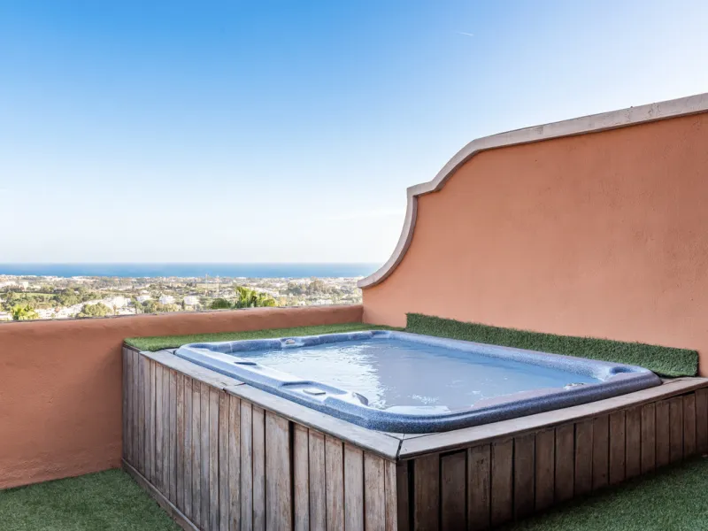 Welcome to this beautiful duplex penthouse located in the exclusive Monte Halcones community in Benahavís, offering privacy, comfort and breathtaking panoramic views of the Mediterranean Sea and surrounding greenery.
