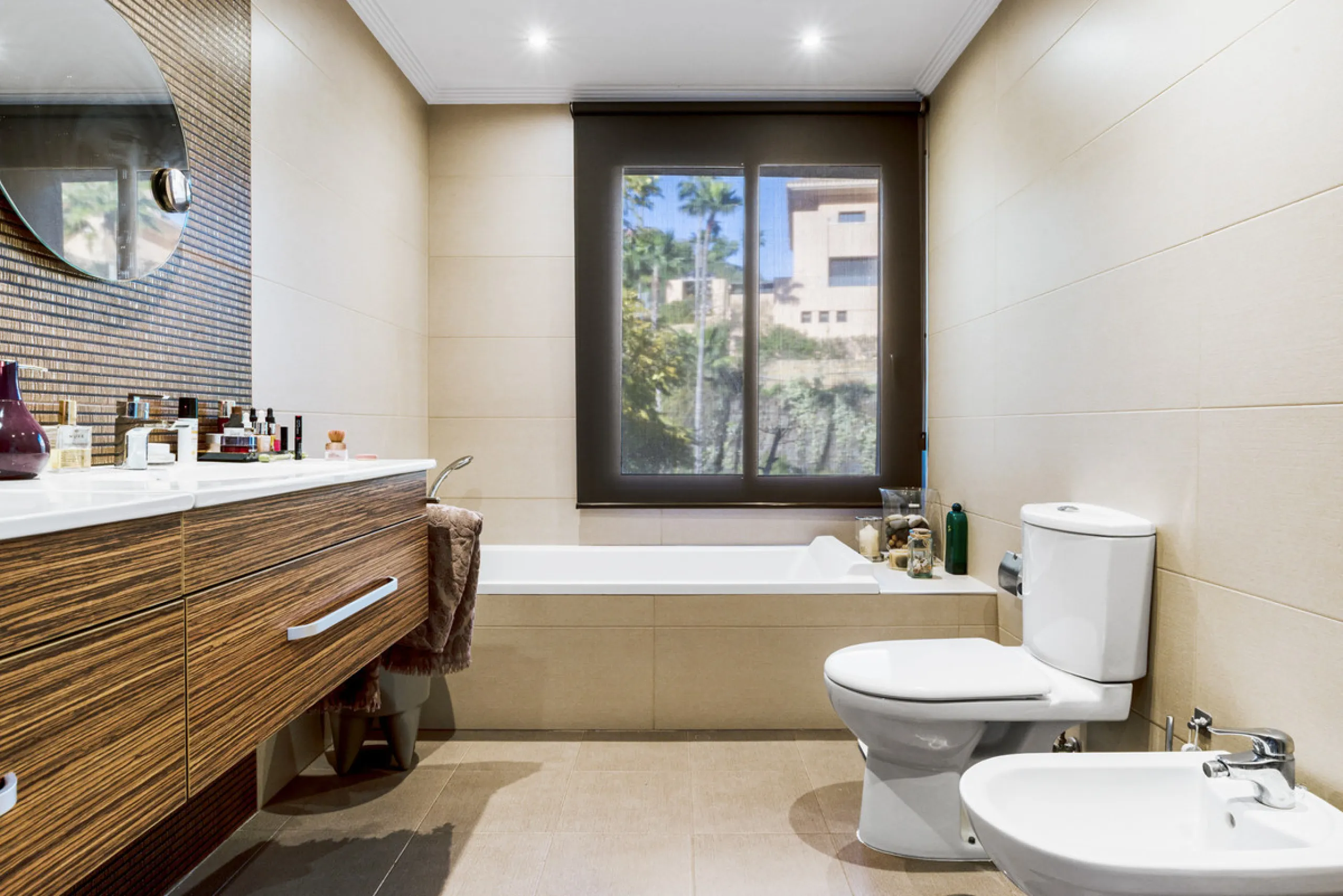 Welcome to this beautiful duplex penthouse located in the exclusive Monte Halcones community in Benahavís, offering privacy, comfort and breathtaking panoramic views of the Mediterranean Sea and surrounding greenery.