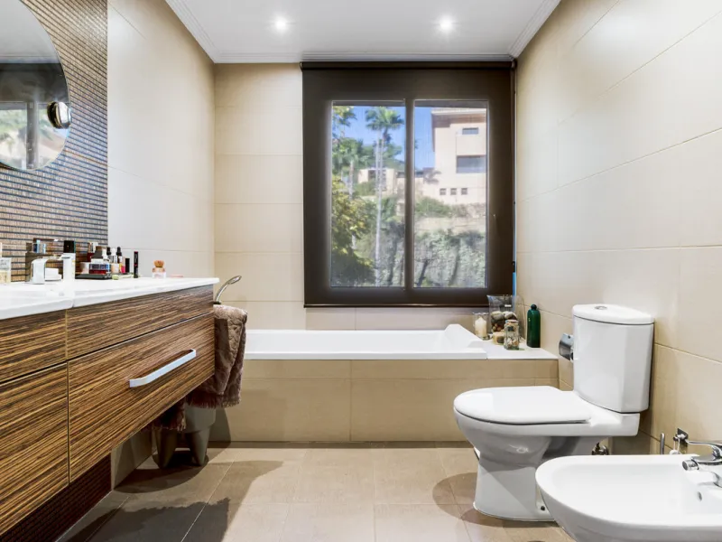 Welcome to this beautiful duplex penthouse located in the exclusive Monte Halcones community in Benahavís, offering privacy, comfort and breathtaking panoramic views of the Mediterranean Sea and surrounding greenery.