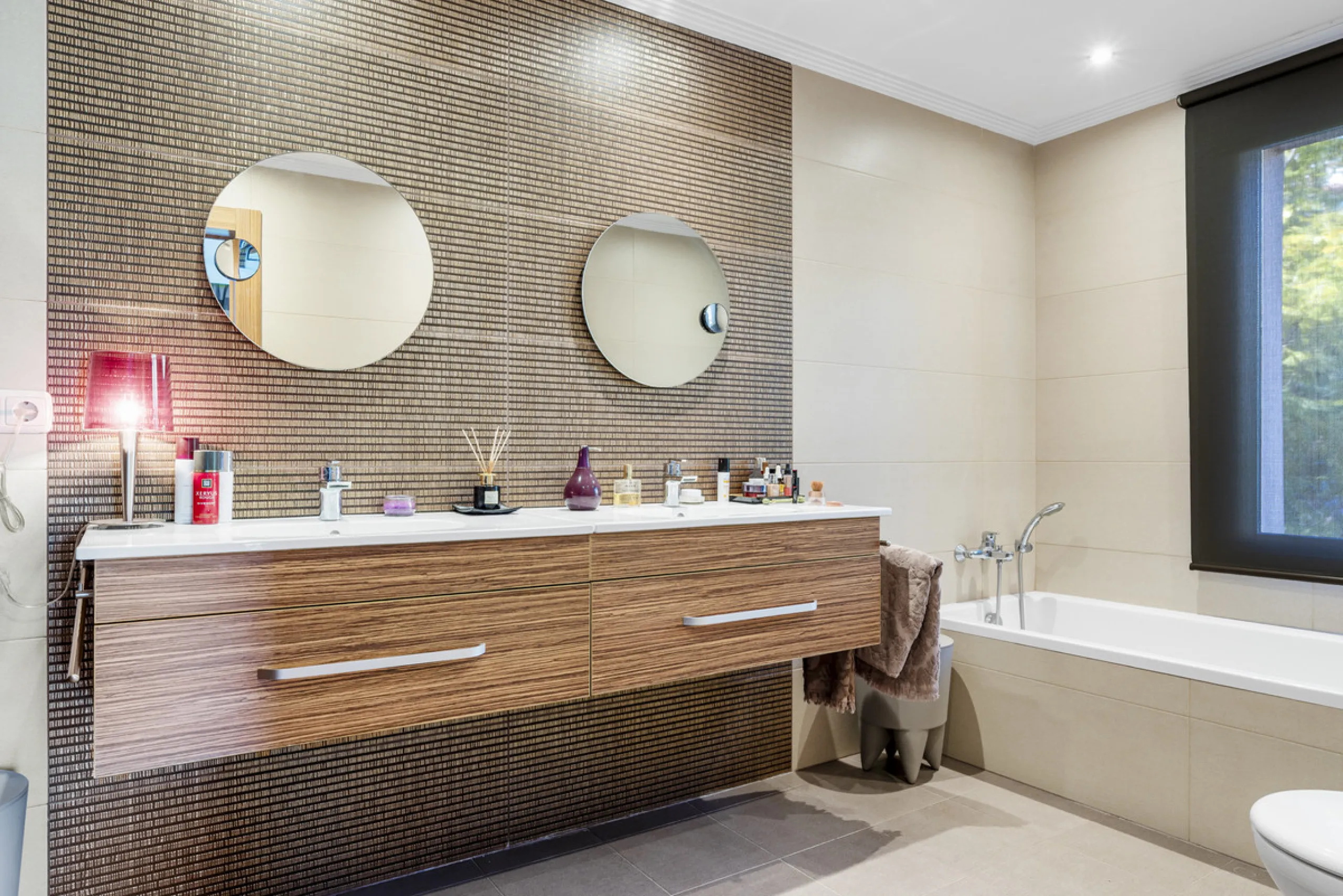 Welcome to this beautiful duplex penthouse located in the exclusive Monte Halcones community in Benahavís, offering privacy, comfort and breathtaking panoramic views of the Mediterranean Sea and surrounding greenery.