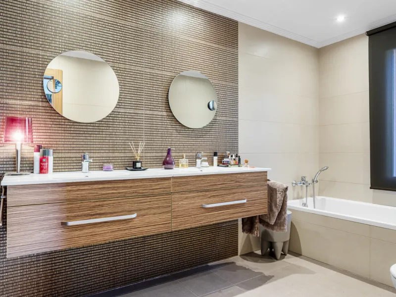 Welcome to this beautiful duplex penthouse located in the exclusive Monte Halcones community in Benahavís, offering privacy, comfort and breathtaking panoramic views of the Mediterranean Sea and surrounding greenery.