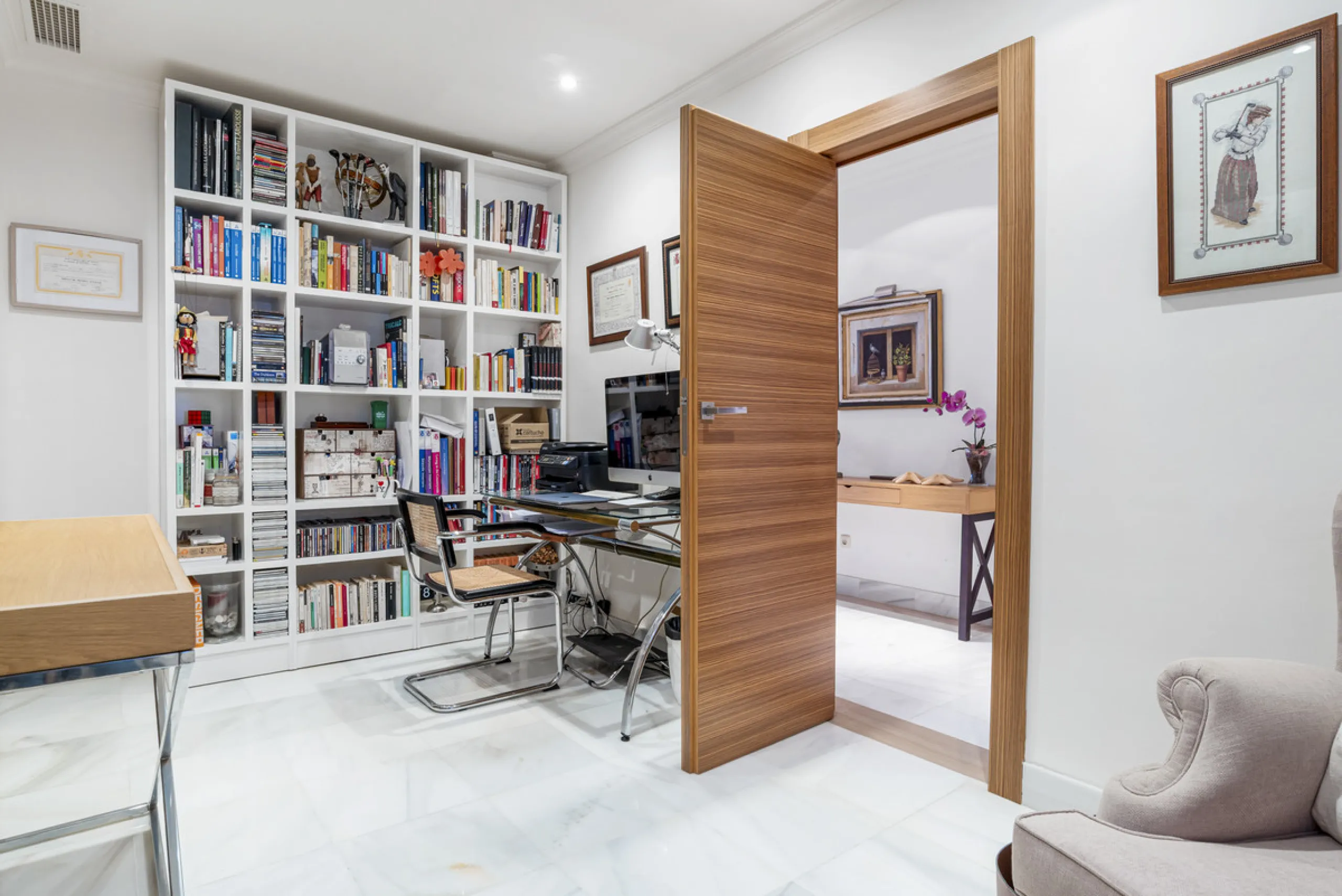 Welcome to this beautiful duplex penthouse located in the exclusive Monte Halcones community in Benahavís, offering privacy, comfort and breathtaking panoramic views of the Mediterranean Sea and surrounding greenery.