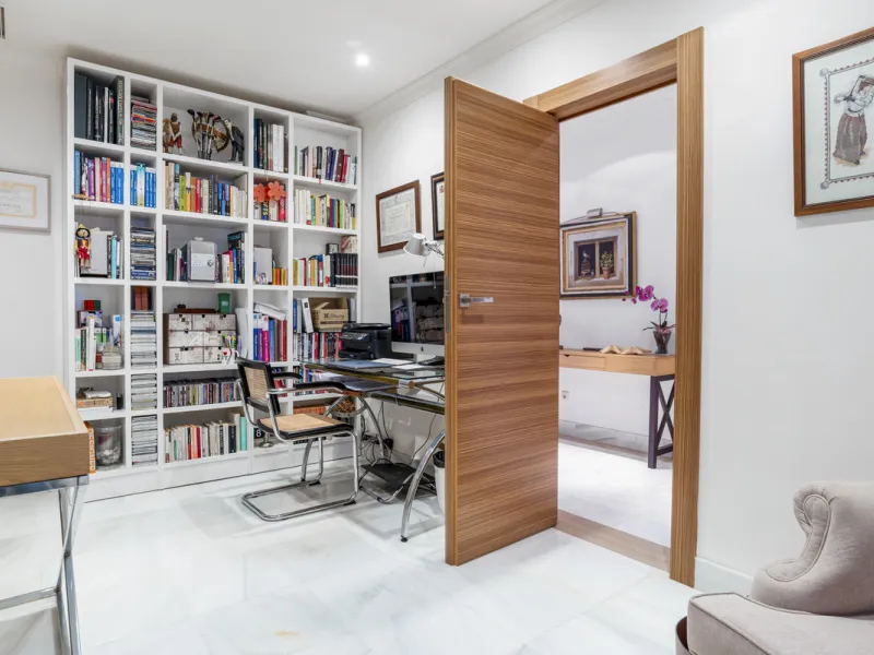 Welcome to this beautiful duplex penthouse located in the exclusive Monte Halcones community in Benahavís, offering privacy, comfort and breathtaking panoramic views of the Mediterranean Sea and surrounding greenery.