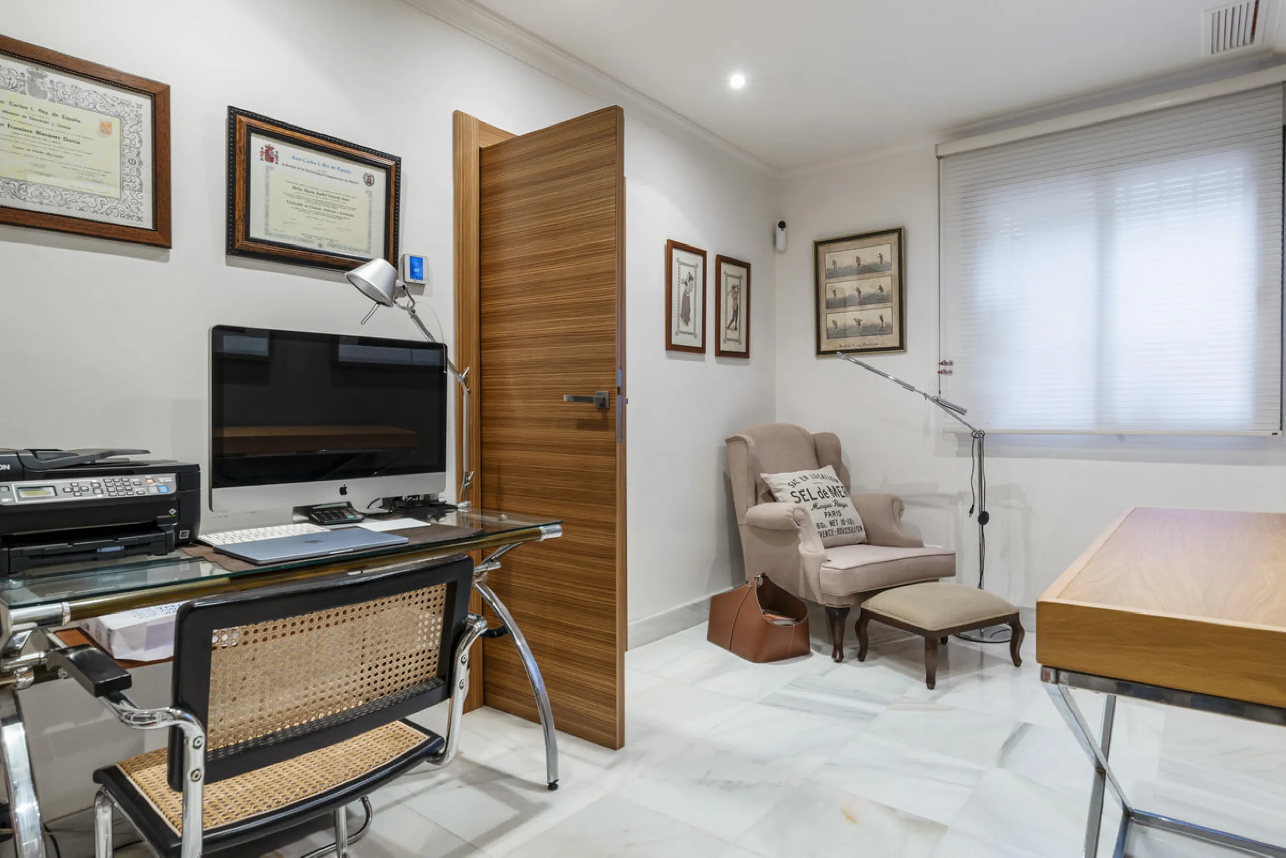 Welcome to this beautiful duplex penthouse located in the exclusive Monte Halcones community in Benahavís, offering privacy, comfort and breathtaking panoramic views of the Mediterranean Sea and surrounding greenery.