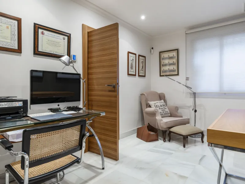 Welcome to this beautiful duplex penthouse located in the exclusive Monte Halcones community in Benahavís, offering privacy, comfort and breathtaking panoramic views of the Mediterranean Sea and surrounding greenery.
