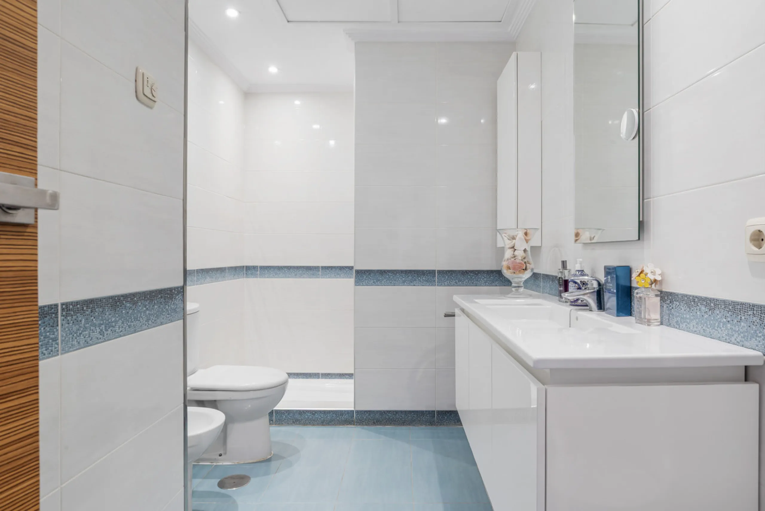 Welcome to this beautiful duplex penthouse located in the exclusive Monte Halcones community in Benahavís, offering privacy, comfort and breathtaking panoramic views of the Mediterranean Sea and surrounding greenery.
