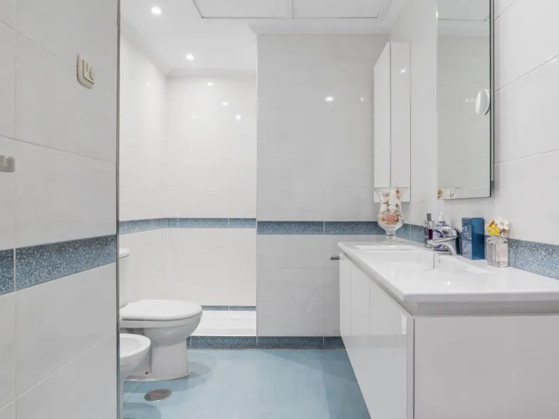 Welcome to this beautiful duplex penthouse located in the exclusive Monte Halcones community in Benahavís, offering privacy, comfort and breathtaking panoramic views of the Mediterranean Sea and surrounding greenery.