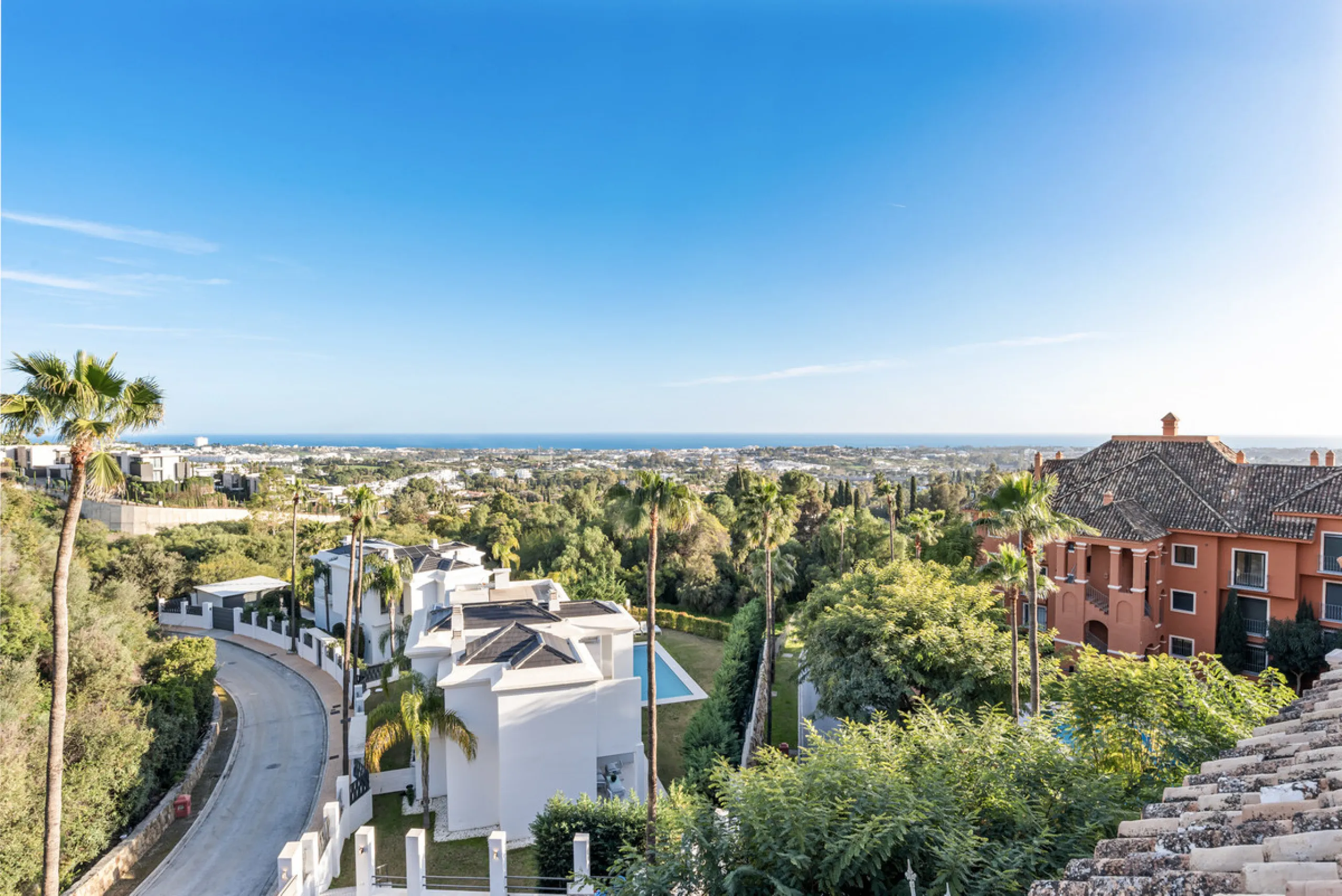 Welcome to this beautiful duplex penthouse located in the exclusive Monte Halcones community in Benahavís, offering privacy, comfort and breathtaking panoramic views of the Mediterranean Sea and surrounding greenery.