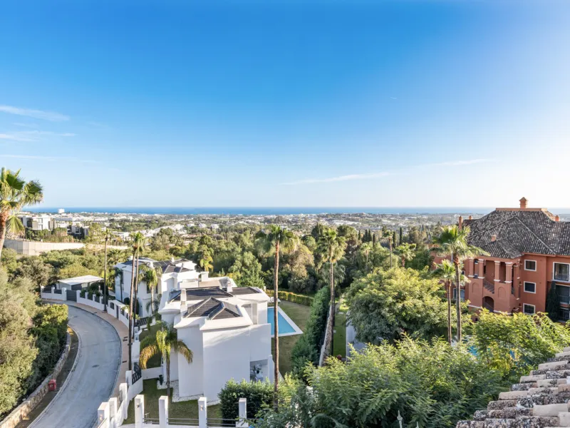 Welcome to this beautiful duplex penthouse located in the exclusive Monte Halcones community in Benahavís, offering privacy, comfort and breathtaking panoramic views of the Mediterranean Sea and surrounding greenery.