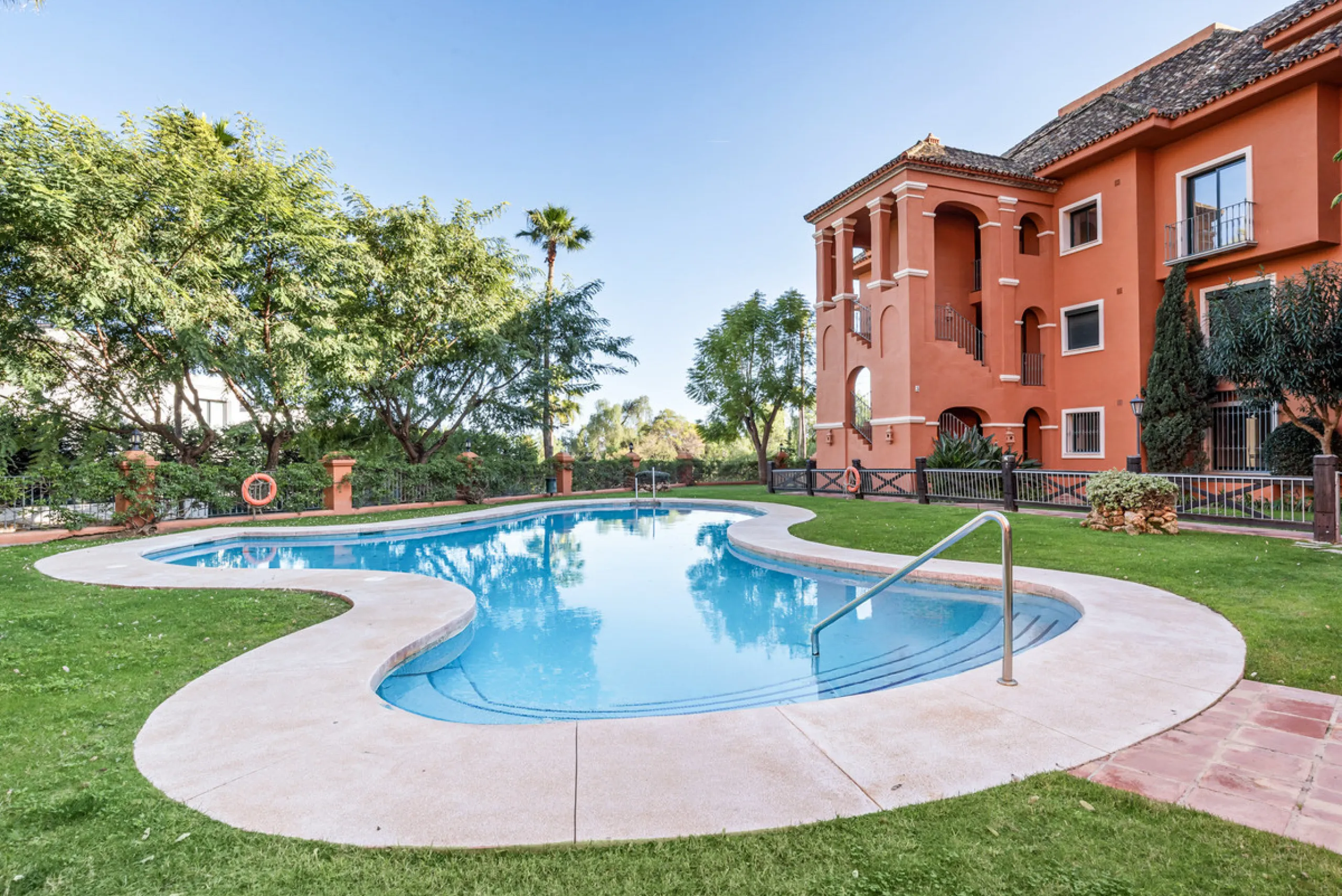 Welcome to this beautiful duplex penthouse located in the exclusive Monte Halcones community in Benahavís, offering privacy, comfort and breathtaking panoramic views of the Mediterranean Sea and surrounding greenery.