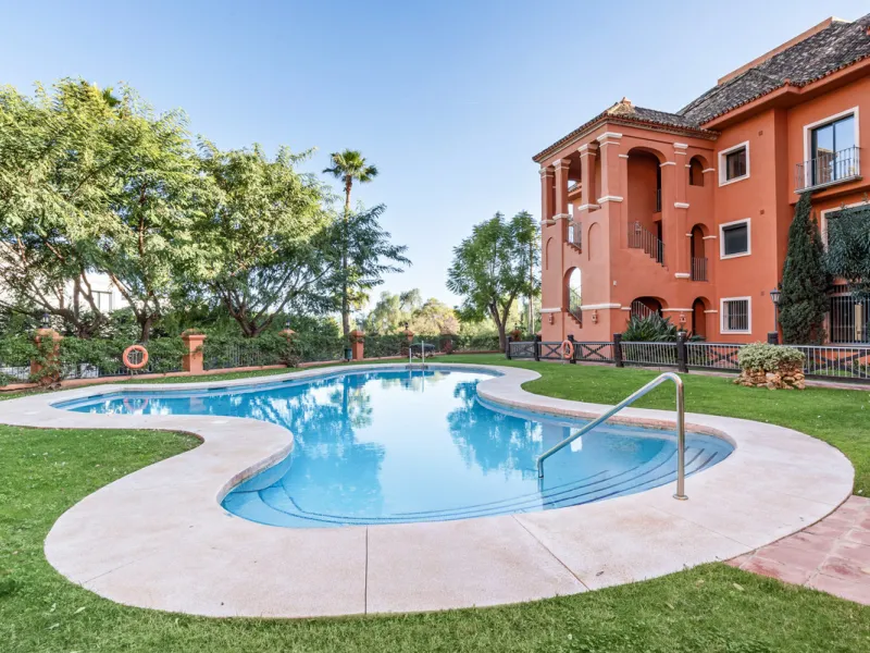 Welcome to this beautiful duplex penthouse located in the exclusive Monte Halcones community in Benahavís, offering privacy, comfort and breathtaking panoramic views of the Mediterranean Sea and surrounding greenery.