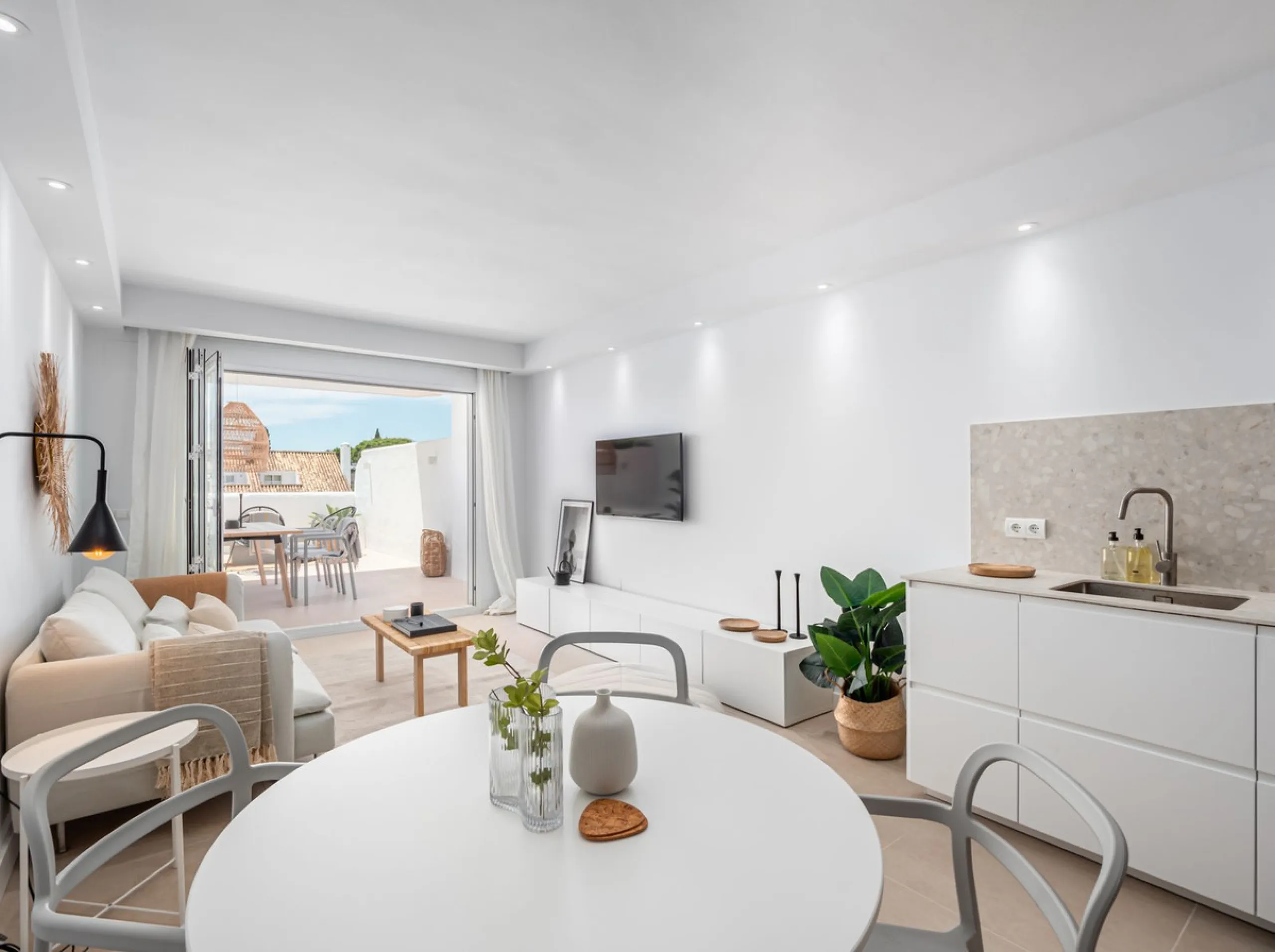 Apartment - Middle Floor Apartment в продаже в Marbella, Málaga. В доме 2 спален и 2 ванных комнат. Площадь дома 107 м²