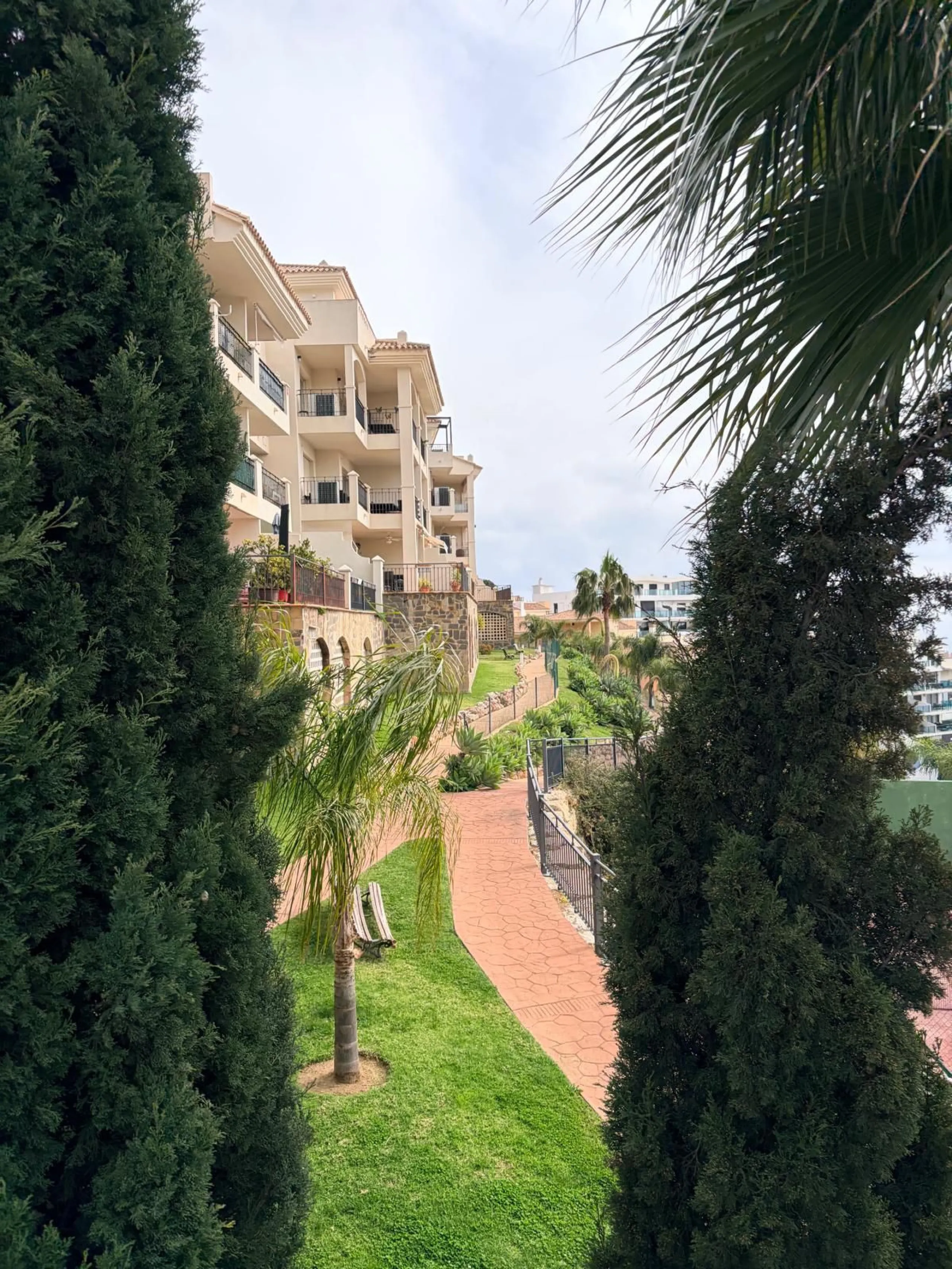 Beautiful apartment for sale in Riviera del Sol, Mijas, located in one of the most sought-after areas of the Costa del Sol, ideal both as an investment and as a holiday home near the sea.
