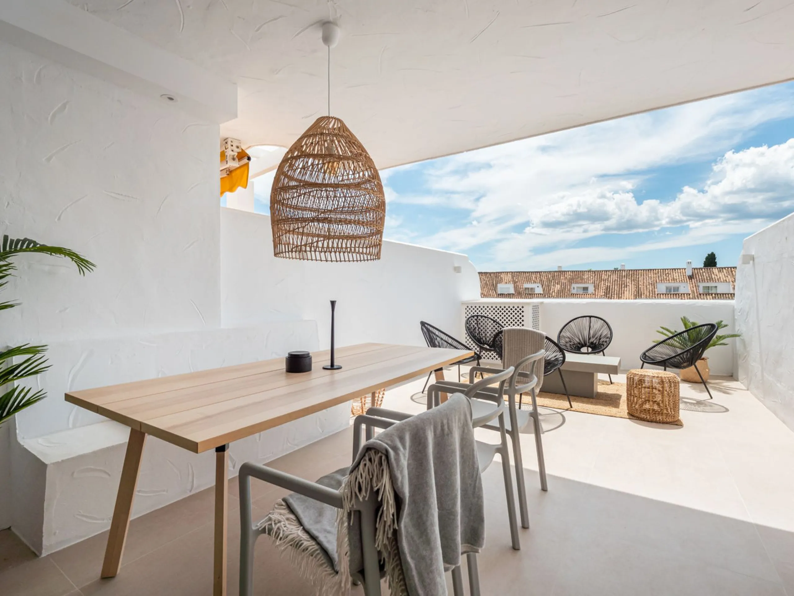 Apartment - Middle Floor Apartment в продаже в Marbella, Málaga. В доме 2 спален и 2 ванных комнат. Площадь дома 107 м²