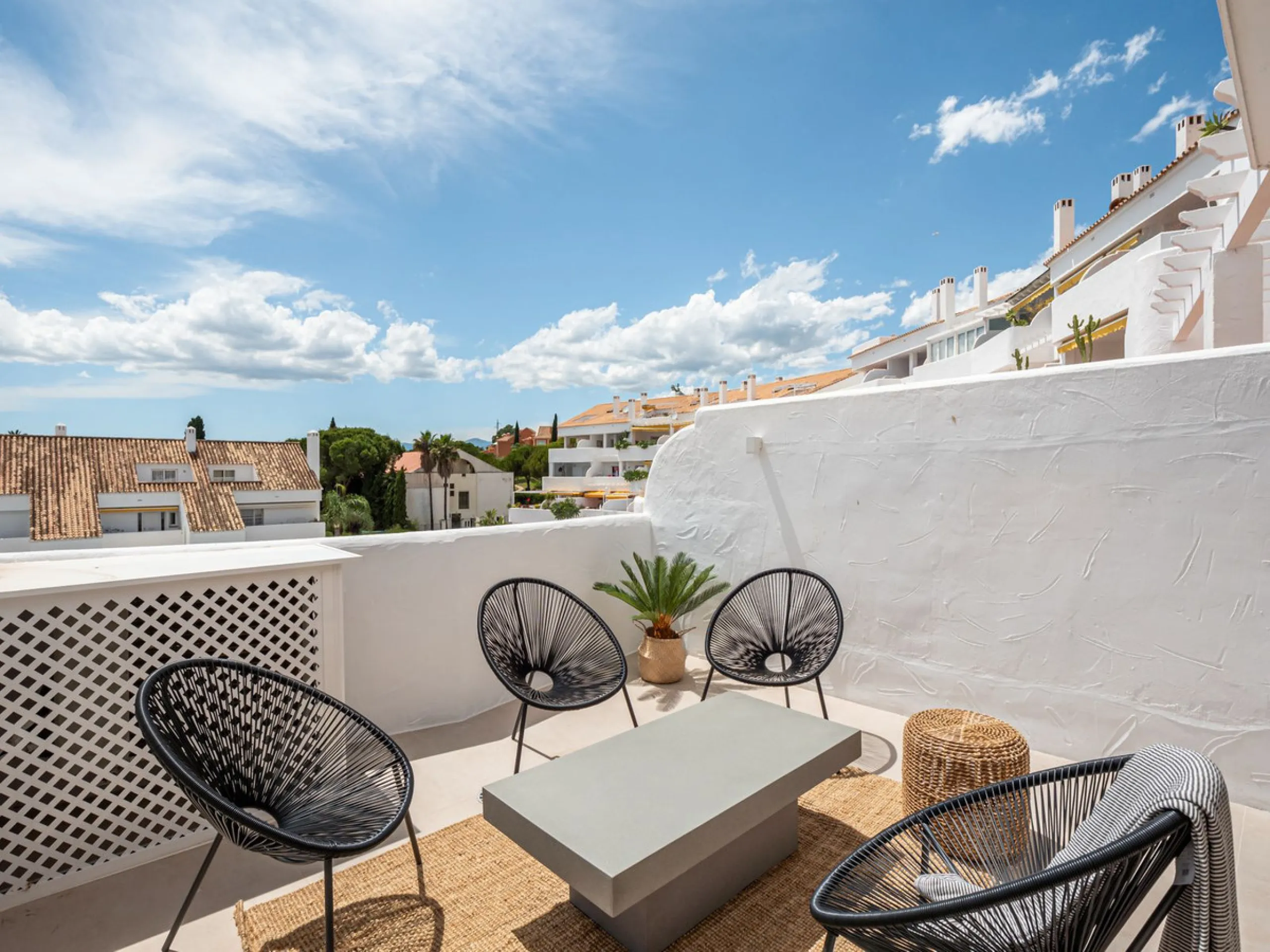 Apartment - Middle Floor Apartment в продаже в Marbella, Málaga. В доме 2 спален и 2 ванных комнат. Площадь дома 107 м²