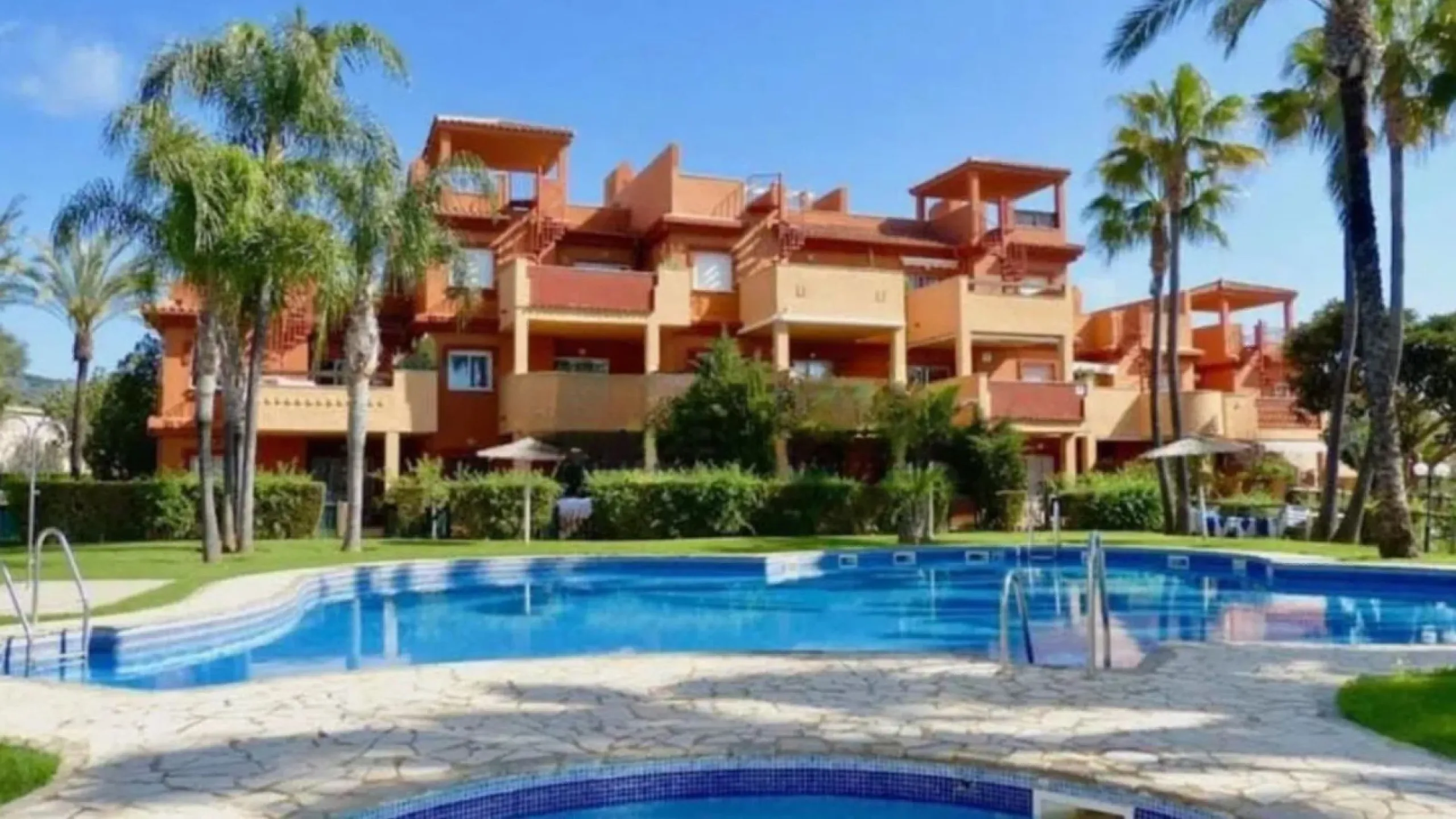 Spacious and bright apartment for sale in Reserva de Marbella, located in a quiet and well-maintained gated community with 24-hour security, ideal for those seeking comfort, privacy and quality living on the Costa del Sol.