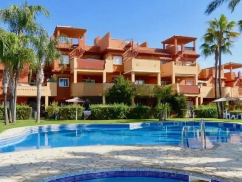 Spacious and bright apartment for sale in Reserva de Marbella, located in a quiet and well-maintained gated community with 24-hour security, ideal for those seeking comfort, privacy and quality living on the Costa del Sol.