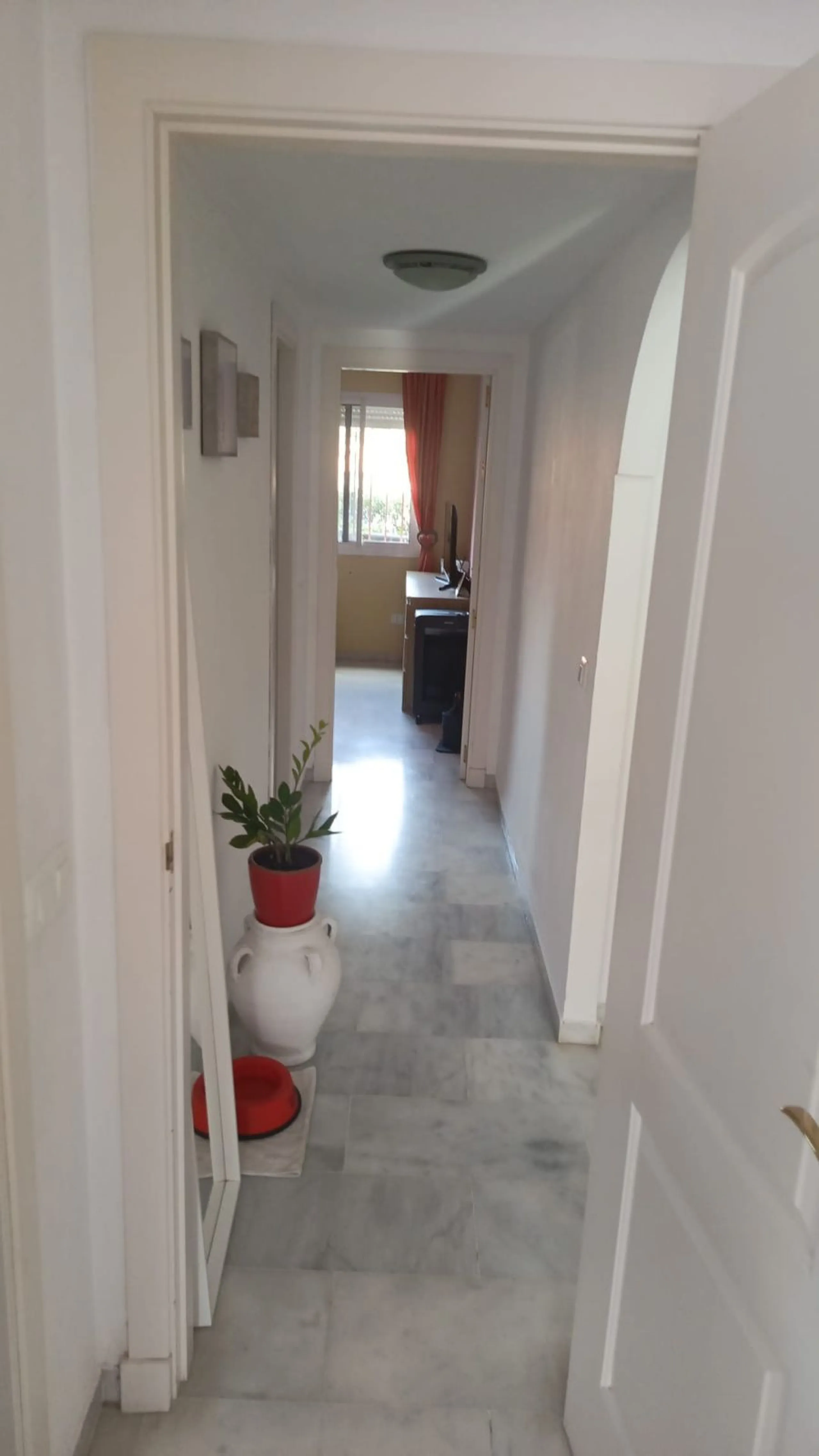 Spacious and bright apartment for sale in Reserva de Marbella, located in a quiet and well-maintained gated community with 24-hour security, ideal for those seeking comfort, privacy and quality living on the Costa del Sol.
