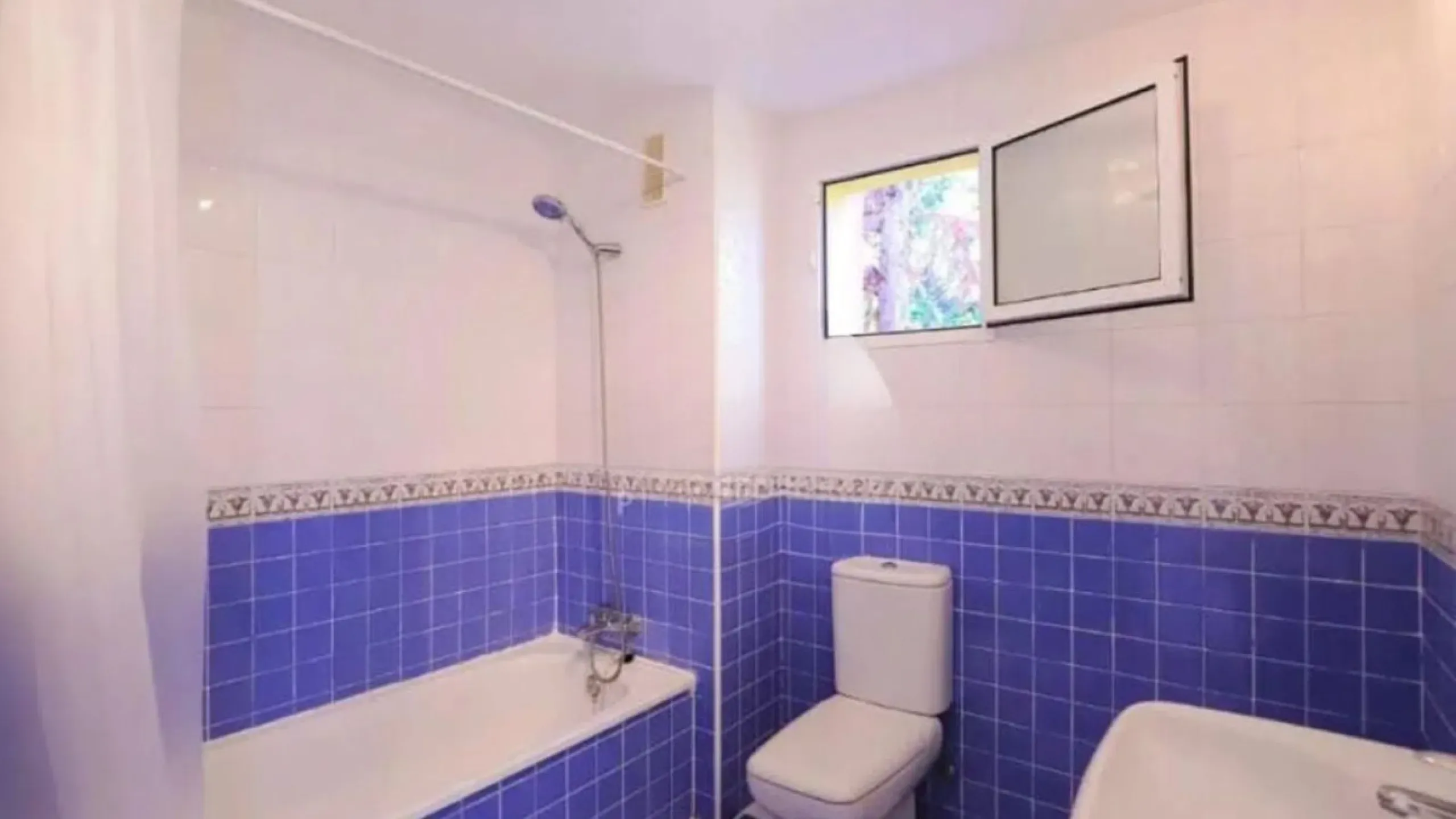 Spacious and bright apartment for sale in Reserva de Marbella, located in a quiet and well-maintained gated community with 24-hour security, ideal for those seeking comfort, privacy and quality living on the Costa del Sol.