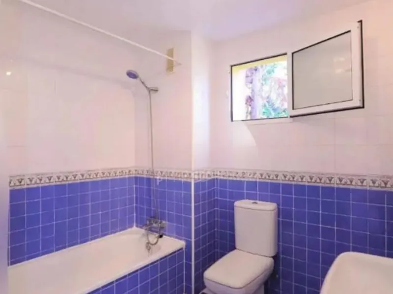 Spacious and bright apartment for sale in Reserva de Marbella, located in a quiet and well-maintained gated community with 24-hour security, ideal for those seeking comfort, privacy and quality living on the Costa del Sol.