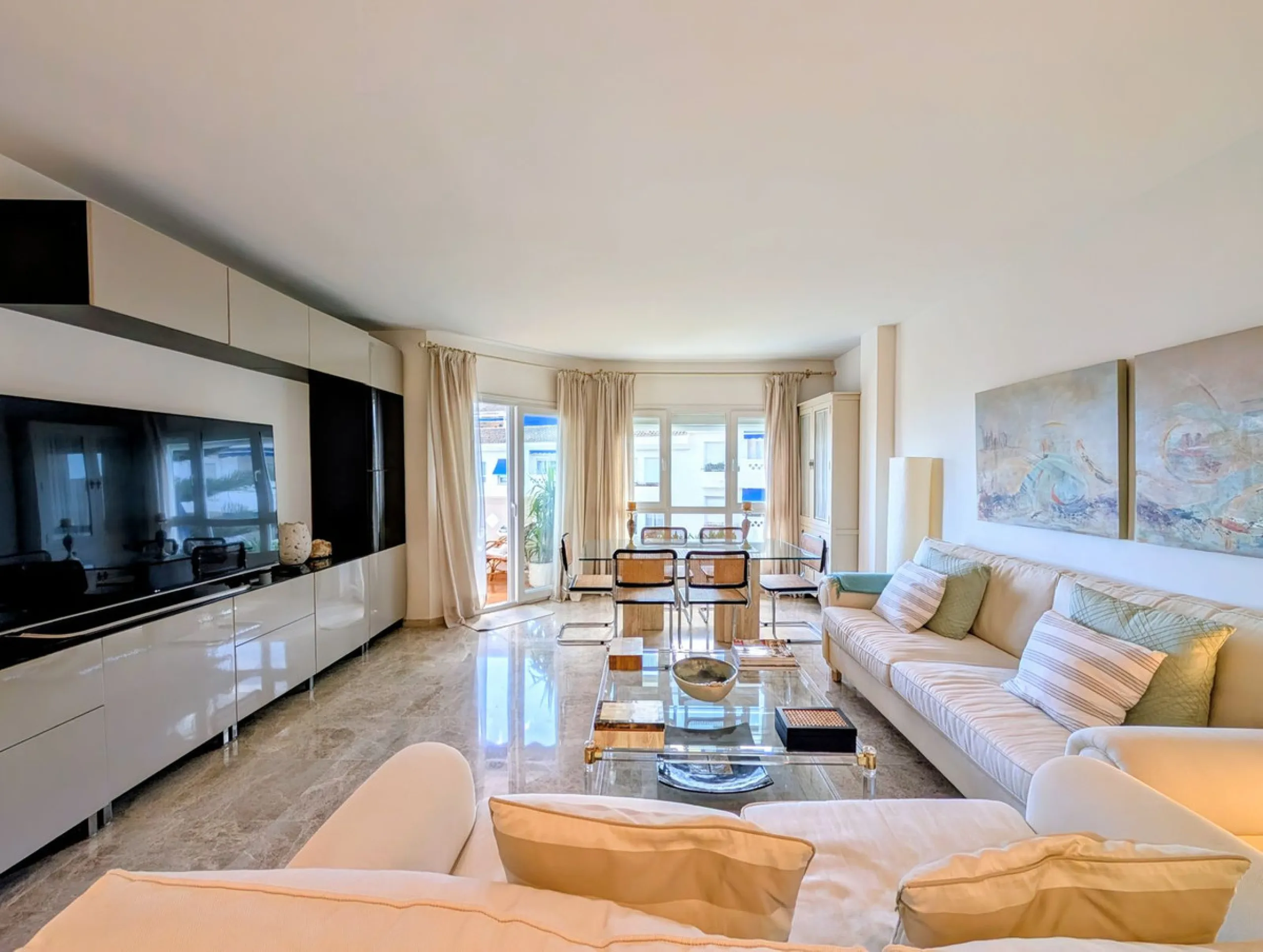 Apartment - Penthouse Duplex в продаже в Marbella, Málaga. В доме 4 спален и 3 ванных комнат. Площадь дома 150 м²
