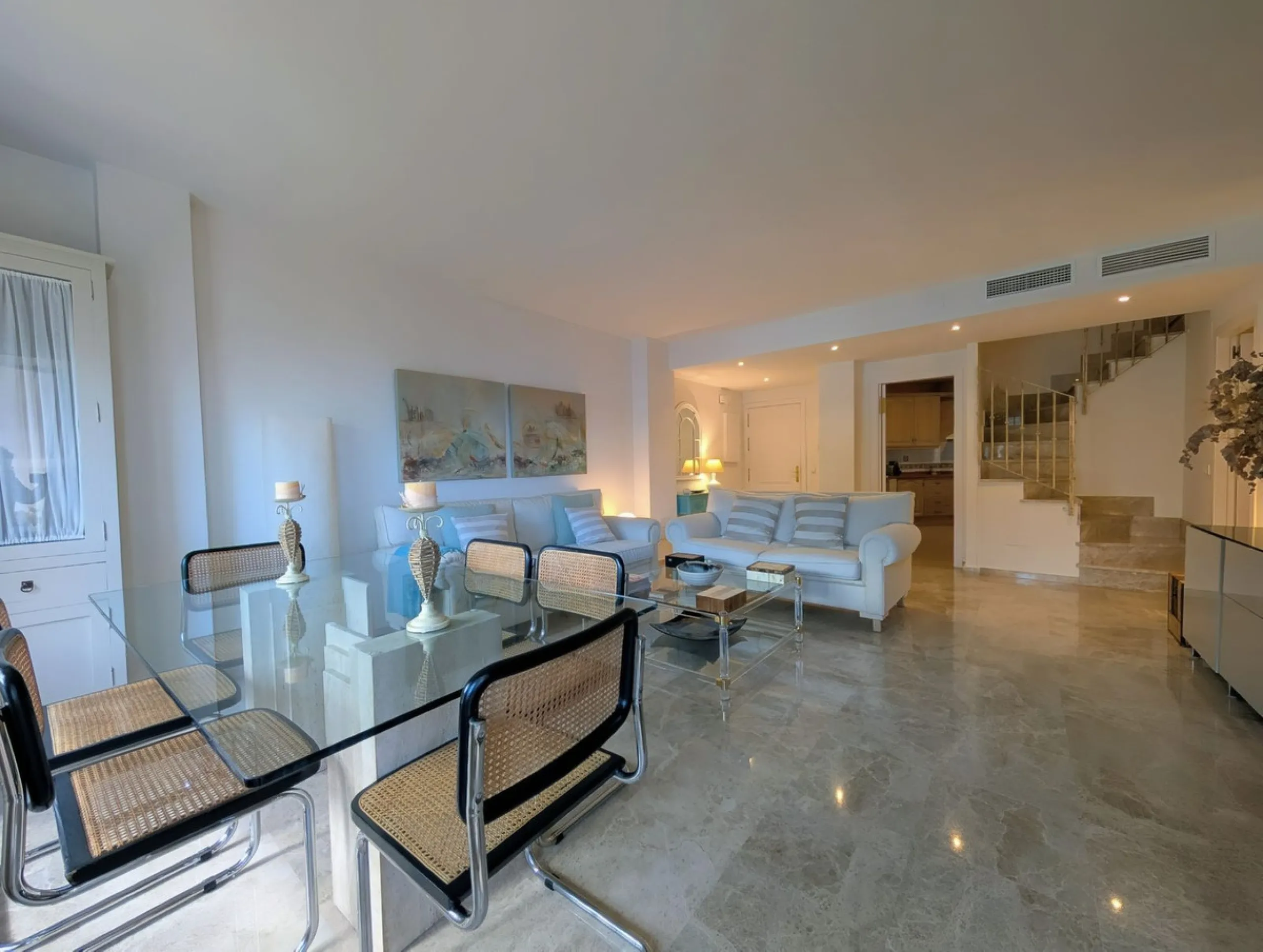 Apartment - Penthouse Duplex в продаже в Marbella, Málaga. В доме 4 спален и 3 ванных комнат. Площадь дома 150 м²