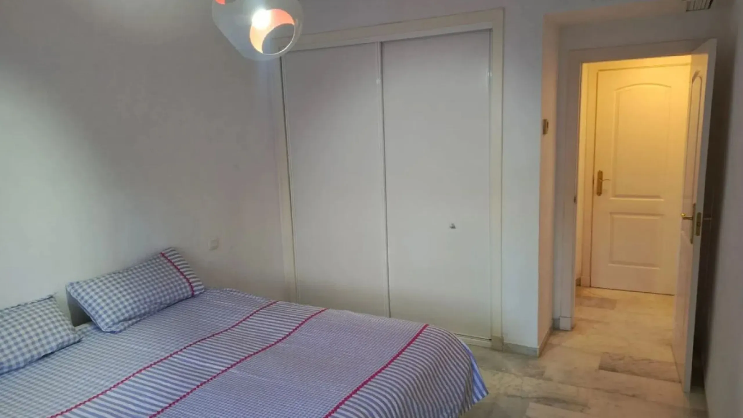 Spacious and bright apartment for sale in Reserva de Marbella, located in a quiet and well-maintained gated community with 24-hour security, ideal for those seeking comfort, privacy and quality living on the Costa del Sol.