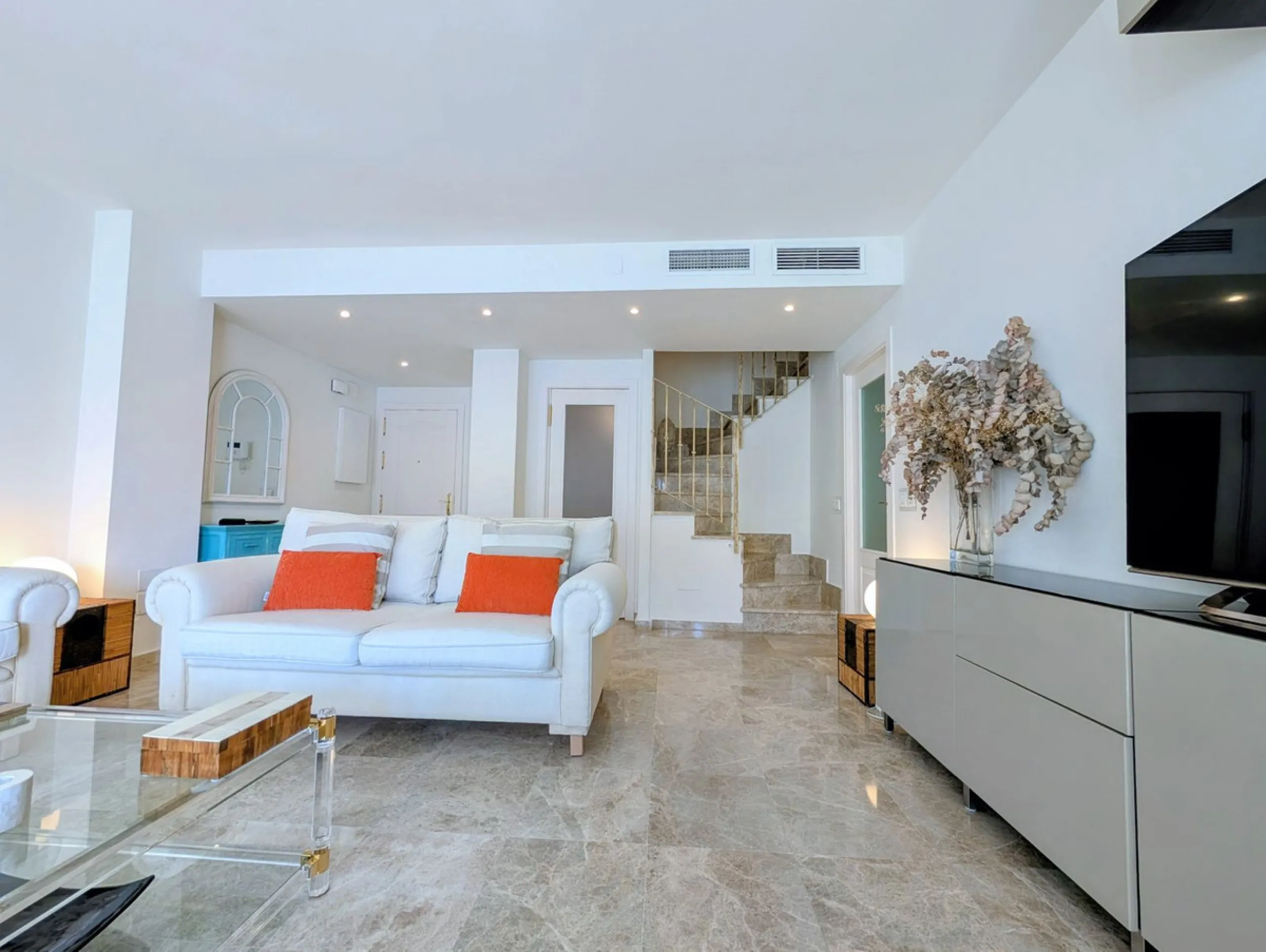 Apartment - Penthouse Duplex в продаже в Marbella, Málaga. В доме 4 спален и 3 ванных комнат. Площадь дома 150 м²