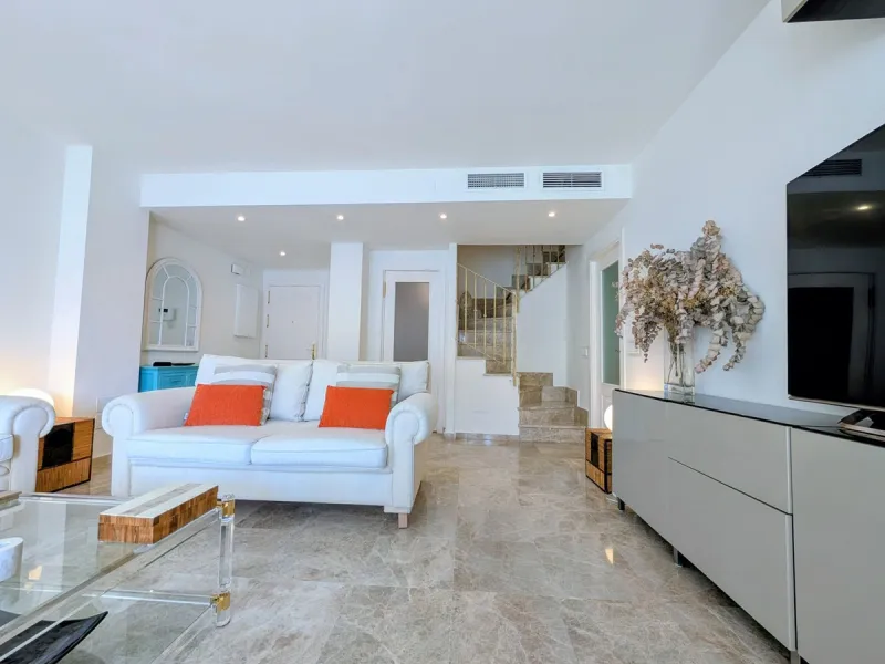 Apartment - Penthouse Duplex в продаже в Marbella, Málaga. В доме 4 спален и 3 ванных комнат. Площадь дома 150 м²