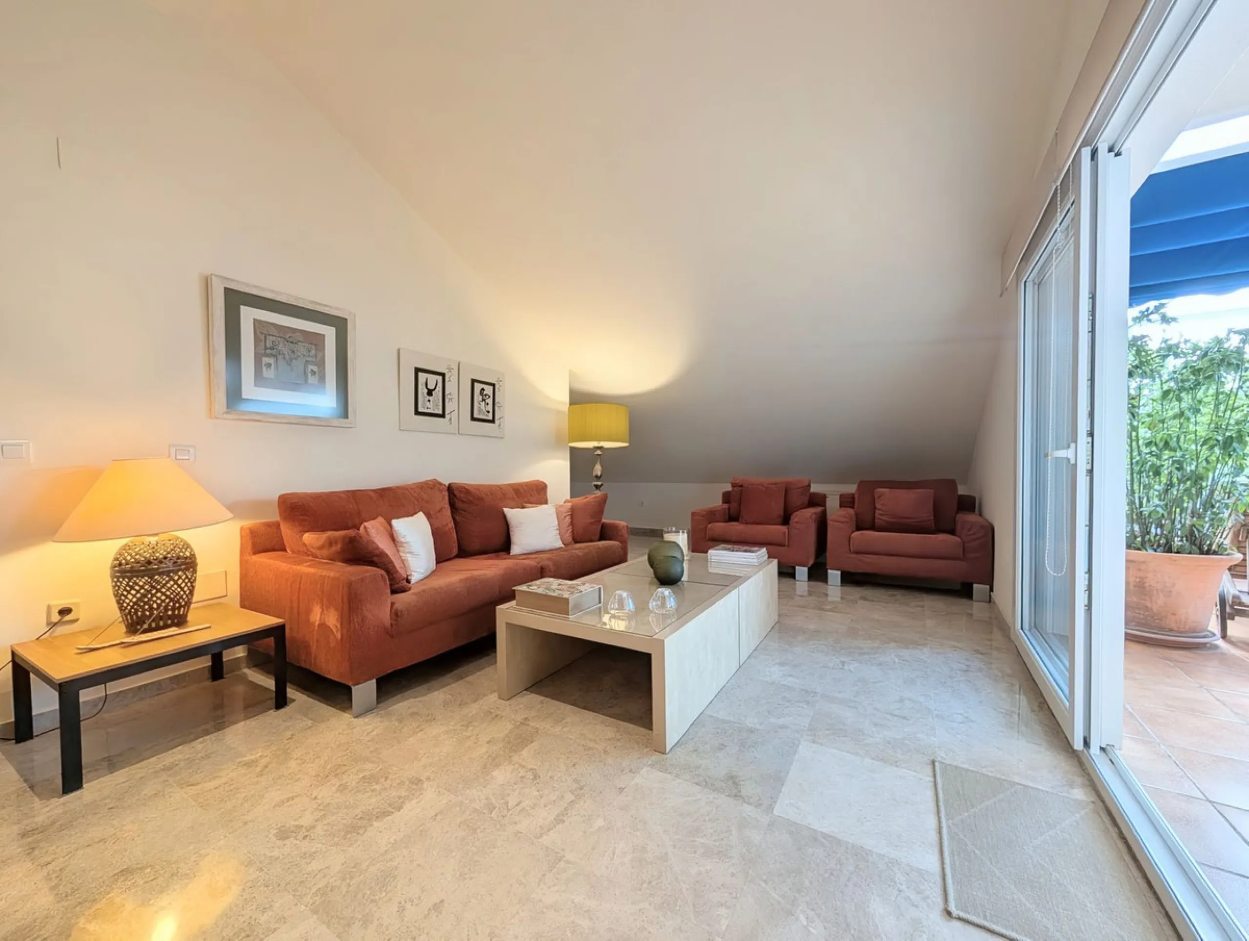 Apartment - Penthouse Duplex в продаже в Marbella, Málaga. В доме 4 спален и 3 ванных комнат. Площадь дома 150 м²