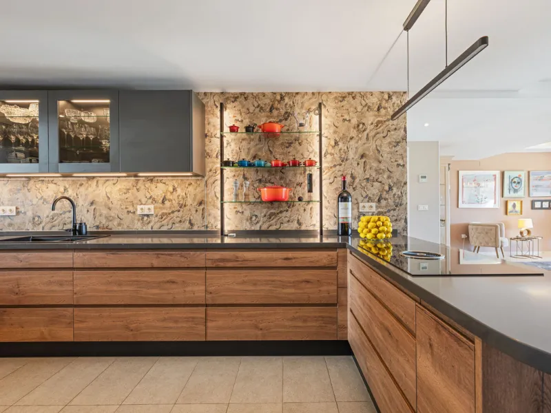 This truly special home combines space, light and tranquility in one of Guadalmina's most sought-after settings. Located on the first floor yet elevated above the golf course, the apartment enjoys the feel of a third floor or penthouse, with uninterrupted