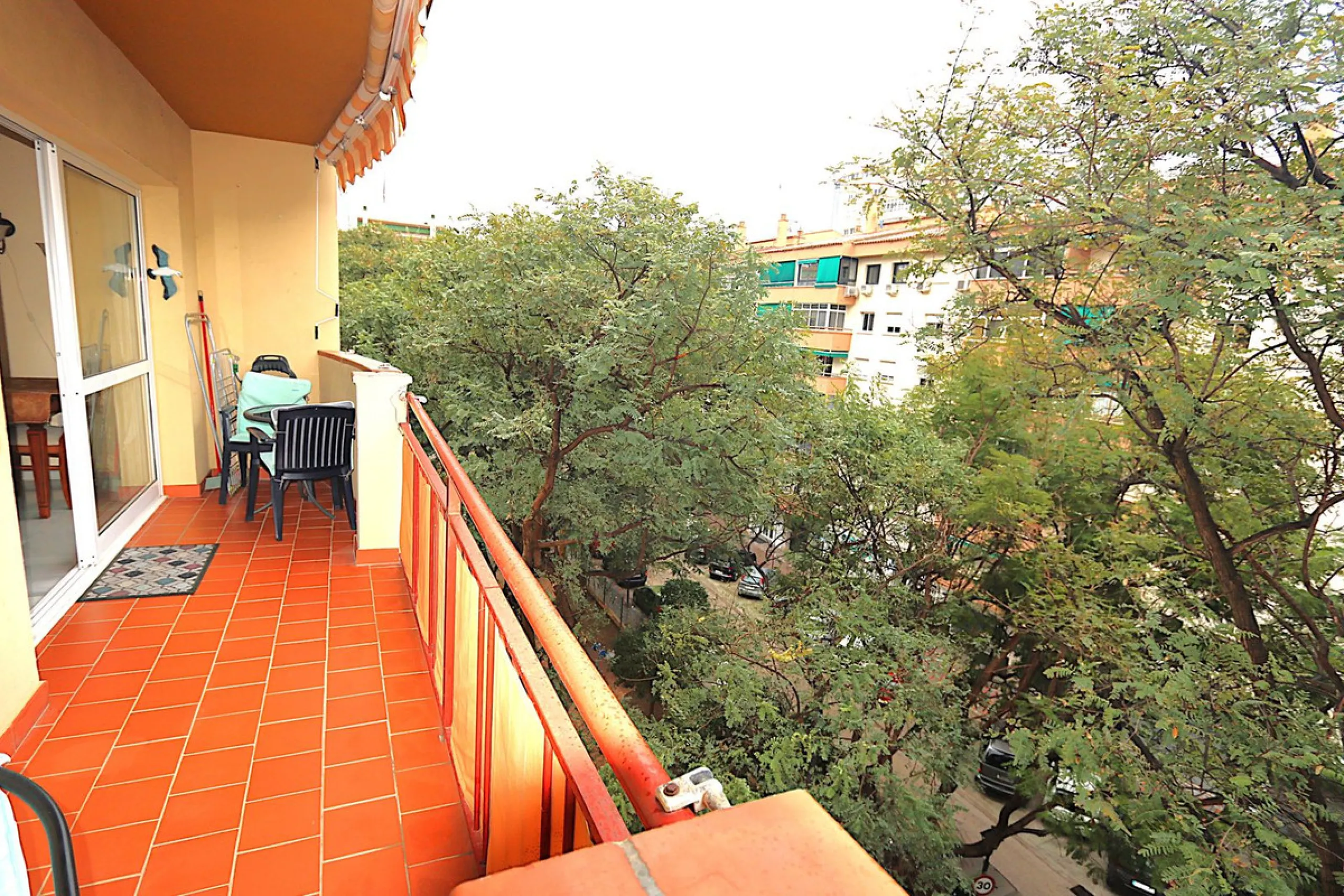 Apartment - Top Floor Apartment в продаже в Fuengirola, Málaga. В доме 3 спален и 2 ванных комнат. Площадь дома 132 м²