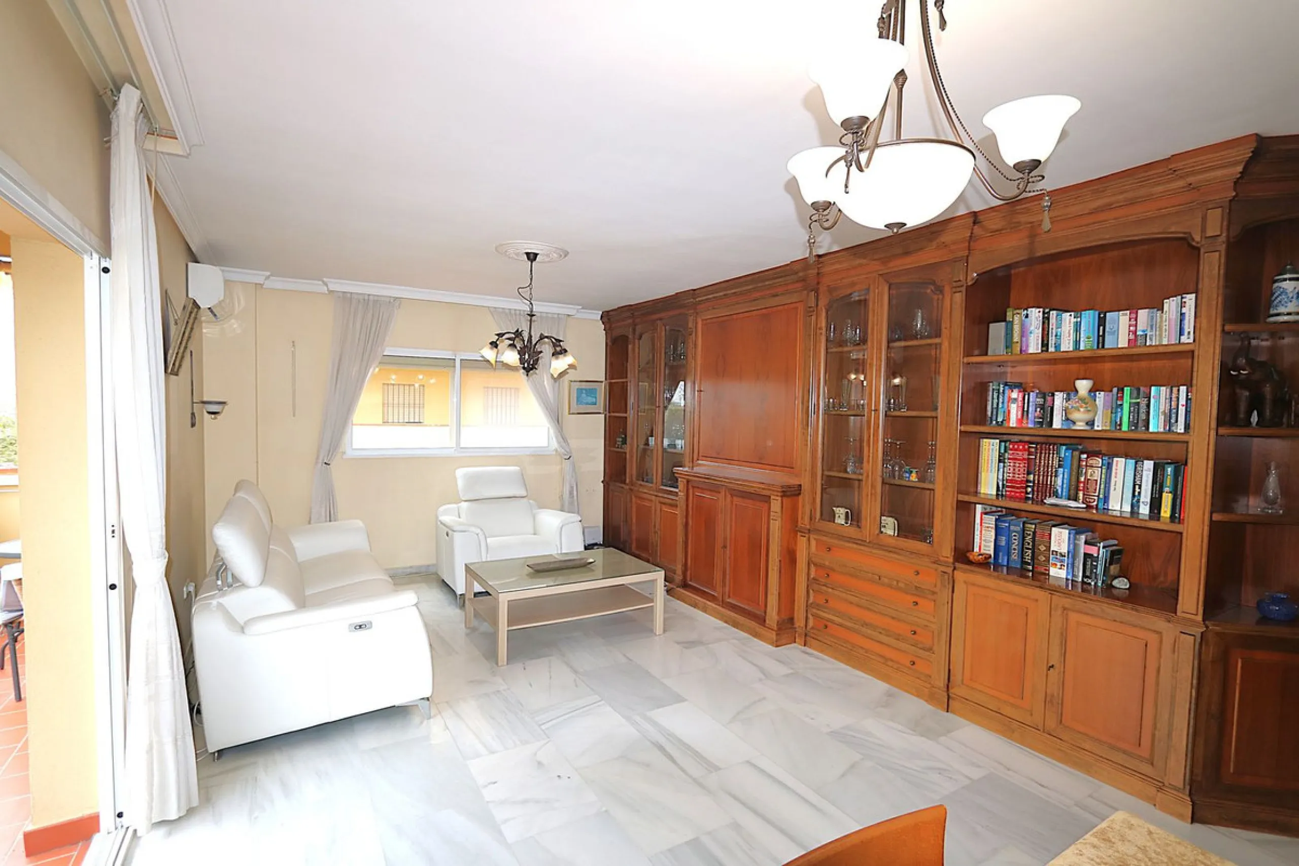 Apartment - Top Floor Apartment в продаже в Fuengirola, Málaga. В доме 3 спален и 2 ванных комнат. Площадь дома 132 м²