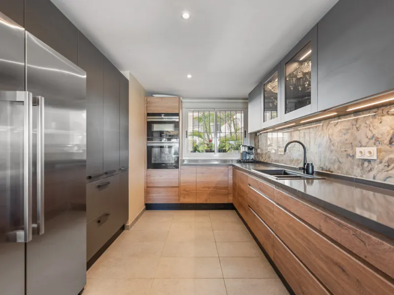 This truly special home combines space, light and tranquility in one of Guadalmina's most sought-after settings. Located on the first floor yet elevated above the golf course, the apartment enjoys the feel of a third floor or penthouse, with uninterrupted