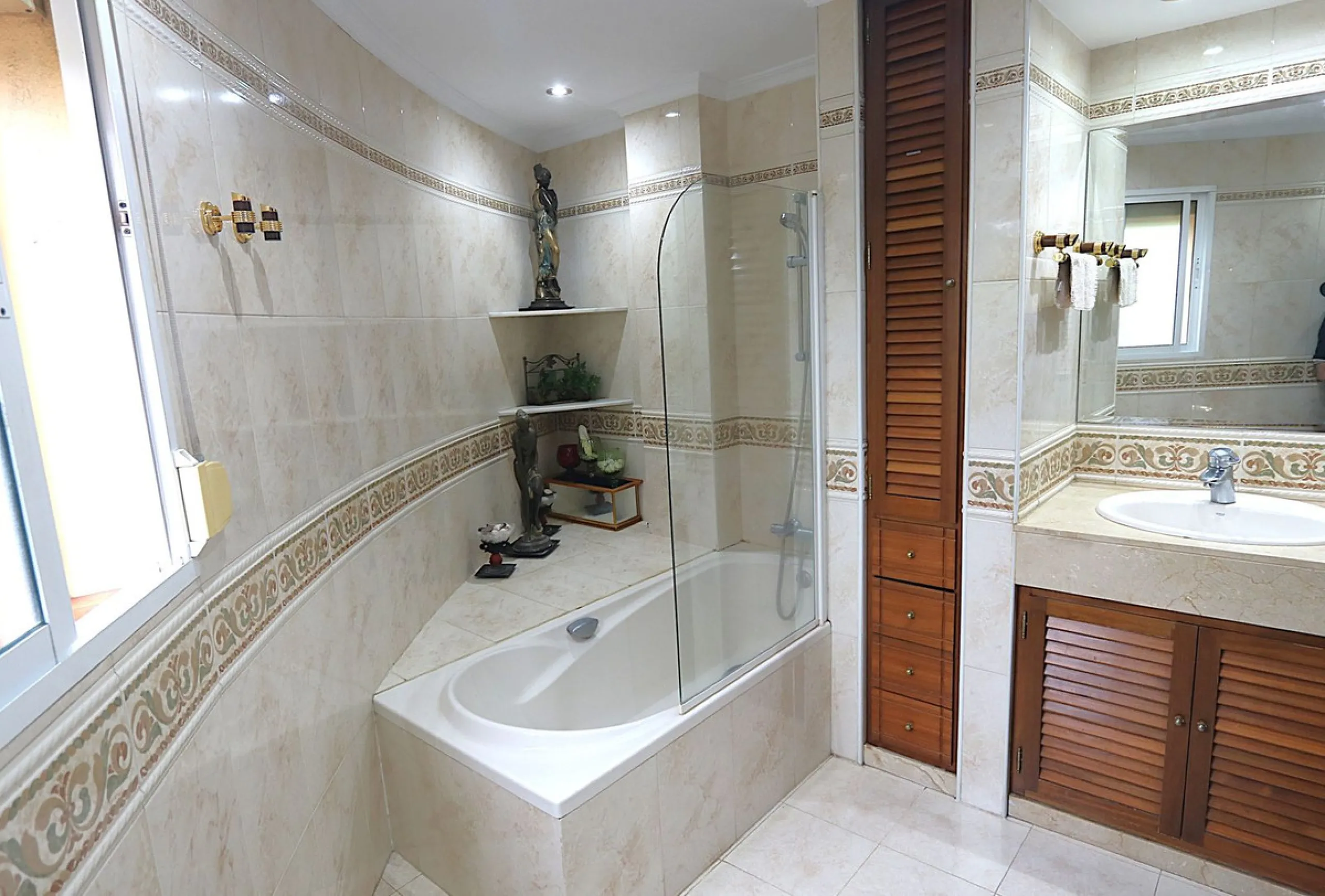 Apartment - Top Floor Apartment в продаже в Fuengirola, Málaga. В доме 3 спален и 2 ванных комнат. Площадь дома 132 м²