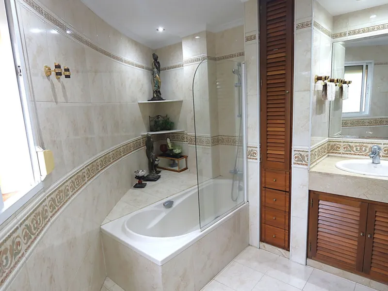 Apartment - Top Floor Apartment в продаже в Fuengirola, Málaga. В доме 3 спален и 2 ванных комнат. Площадь дома 132 м²