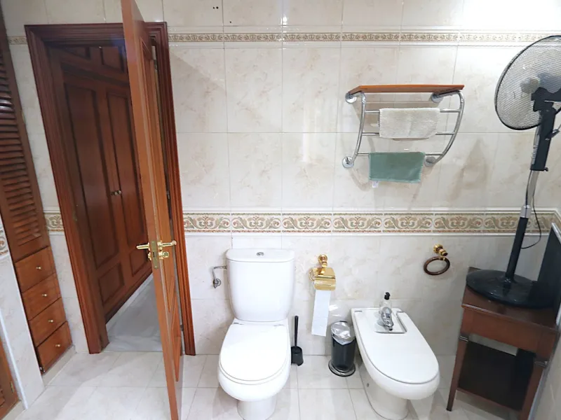 Apartment - Top Floor Apartment в продаже в Fuengirola, Málaga. В доме 3 спален и 2 ванных комнат. Площадь дома 132 м²