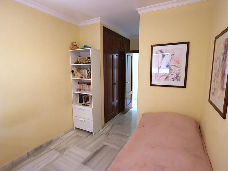 Apartment - Top Floor Apartment в продаже в Fuengirola, Málaga. В доме 3 спален и 2 ванных комнат. Площадь дома 132 м²