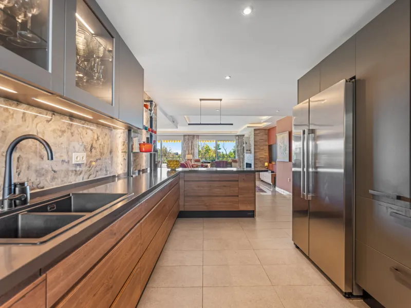 This truly special home combines space, light and tranquility in one of Guadalmina's most sought-after settings. Located on the first floor yet elevated above the golf course, the apartment enjoys the feel of a third floor or penthouse, with uninterrupted