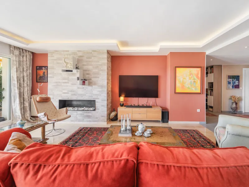 This truly special home combines space, light and tranquility in one of Guadalmina's most sought-after settings. Located on the first floor yet elevated above the golf course, the apartment enjoys the feel of a third floor or penthouse, with uninterrupted