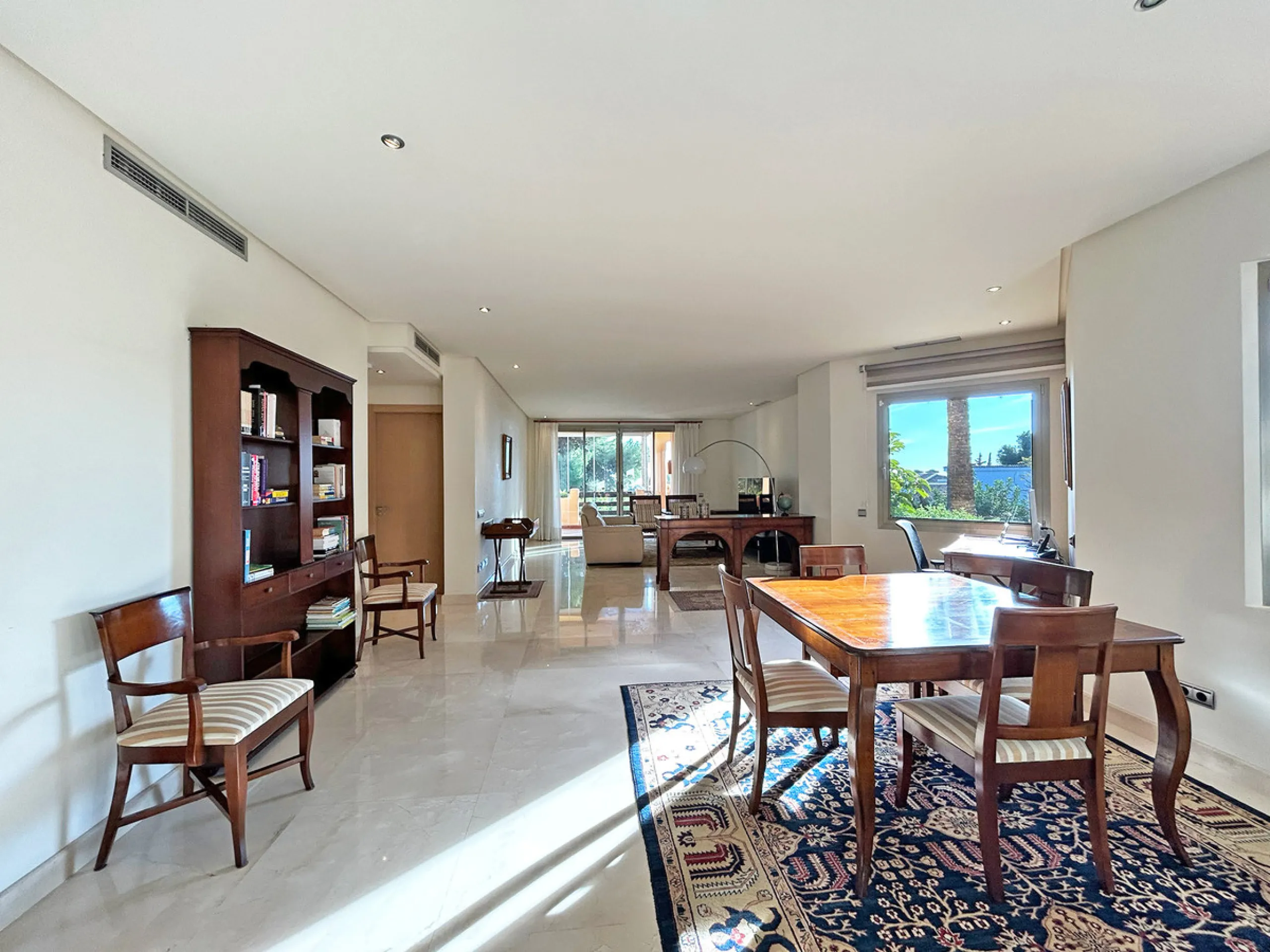Located within the prestigious gated community Mansion Club, this elegant 2-bedroom, 2-bathroom apartment stands out as one of the finest residential offerings in the area. With a built area of 165 m² and a 41 m² south-facing terrace, it offers generous l