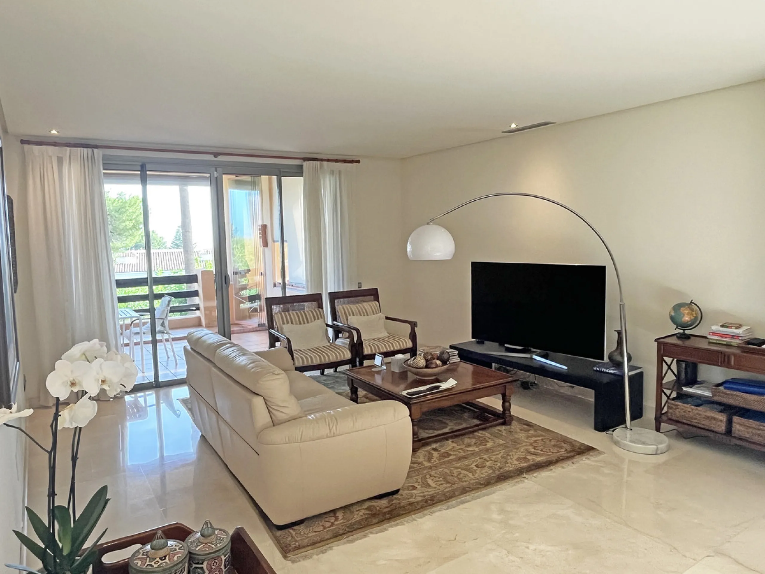 Located within the prestigious gated community Mansion Club, this elegant 2-bedroom, 2-bathroom apartment stands out as one of the finest residential offerings in the area. With a built area of 165 m² and a 41 m² south-facing terrace, it offers generous l