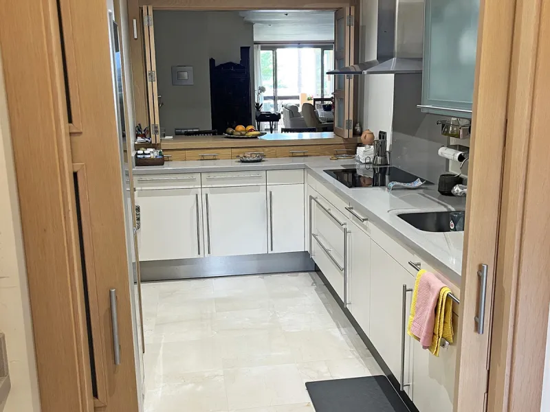 Located within the prestigious gated community Mansion Club, this elegant 2-bedroom, 2-bathroom apartment stands out as one of the finest residential offerings in the area. With a built area of 165 m² and a 41 m² south-facing terrace, it offers generous l