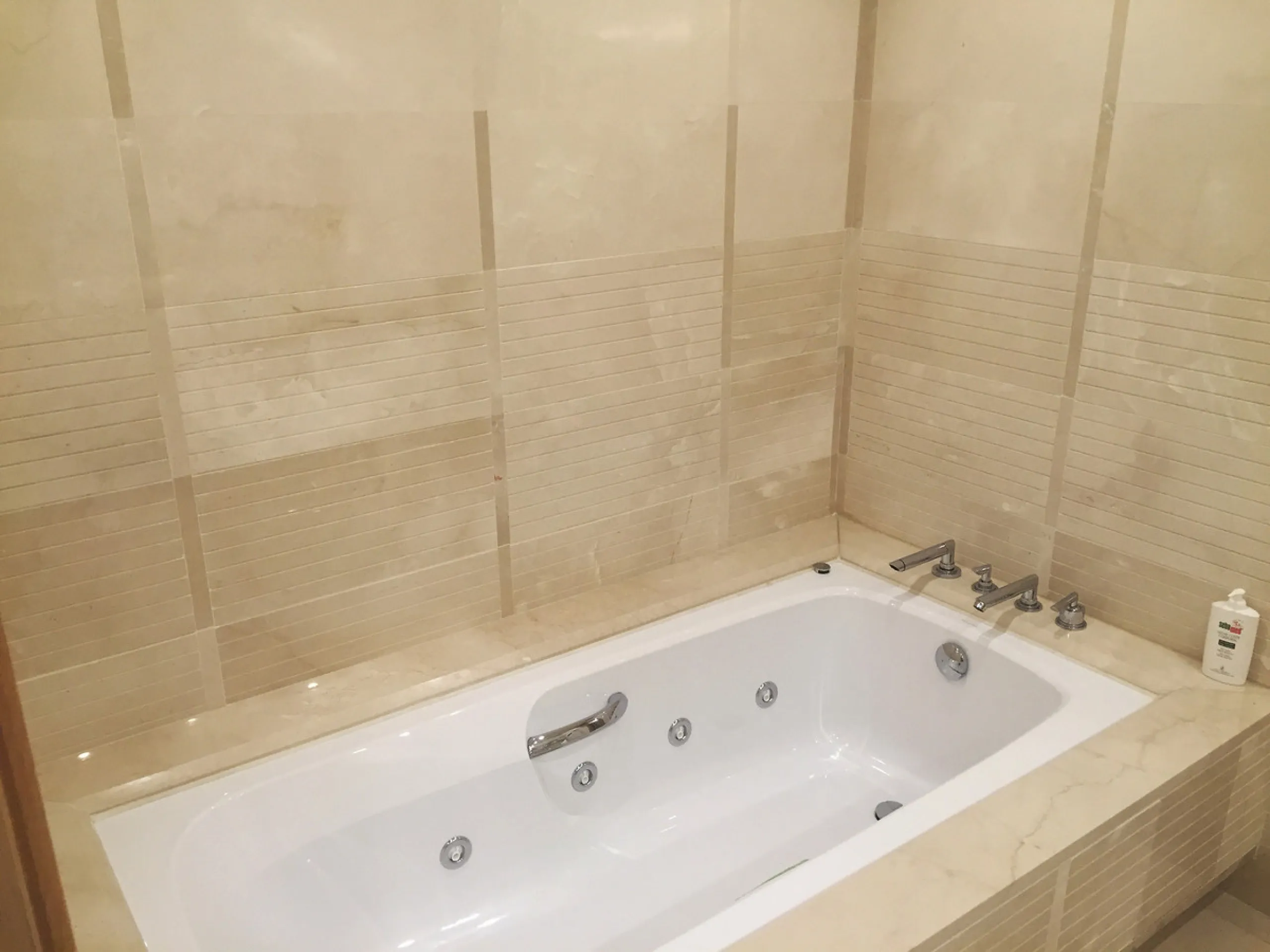 Located within the prestigious gated community Mansion Club, this elegant 2-bedroom, 2-bathroom apartment stands out as one of the finest residential offerings in the area. With a built area of 165 m² and a 41 m² south-facing terrace, it offers generous l