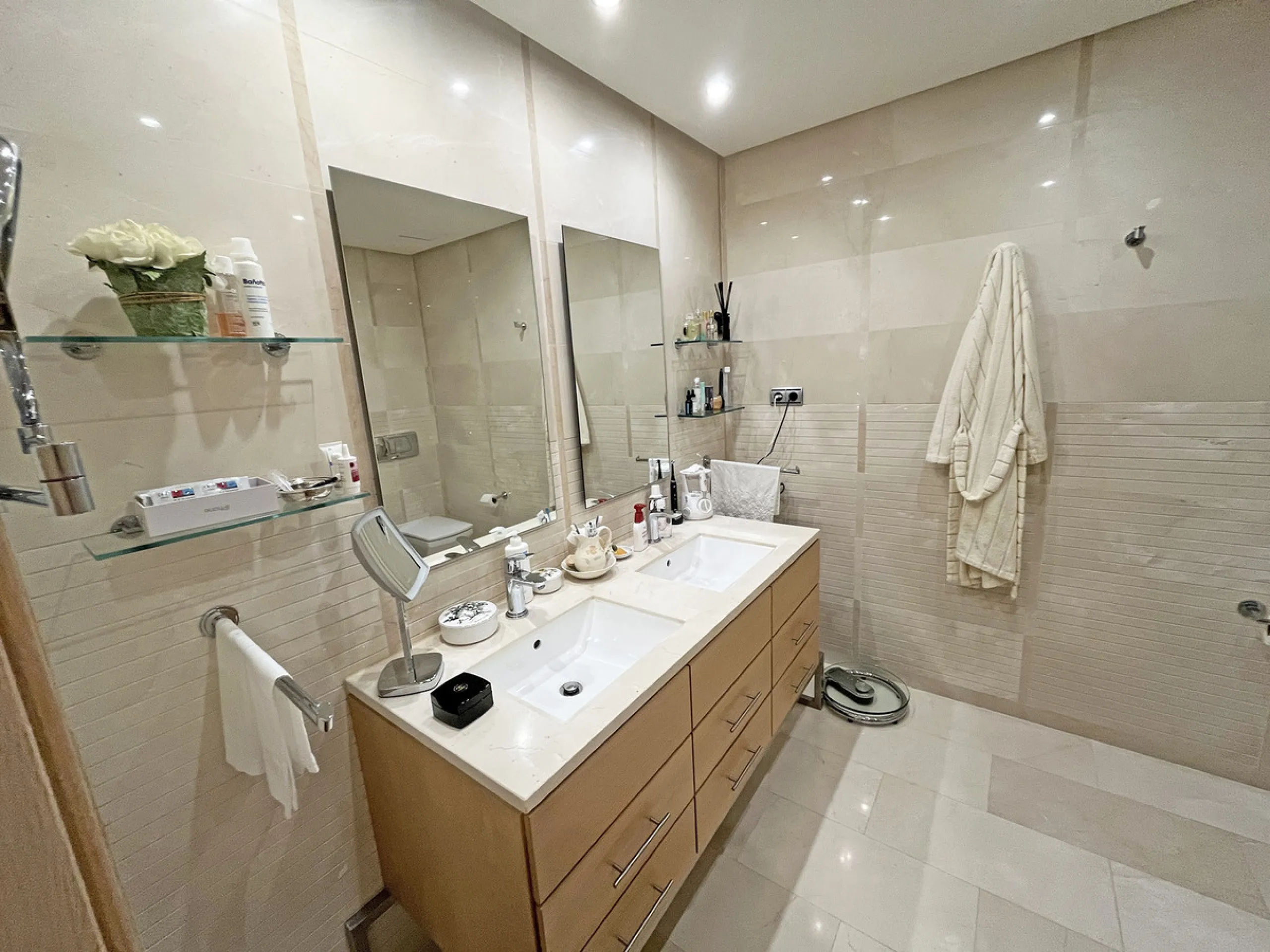 Located within the prestigious gated community Mansion Club, this elegant 2-bedroom, 2-bathroom apartment stands out as one of the finest residential offerings in the area. With a built area of 165 m² and a 41 m² south-facing terrace, it offers generous l